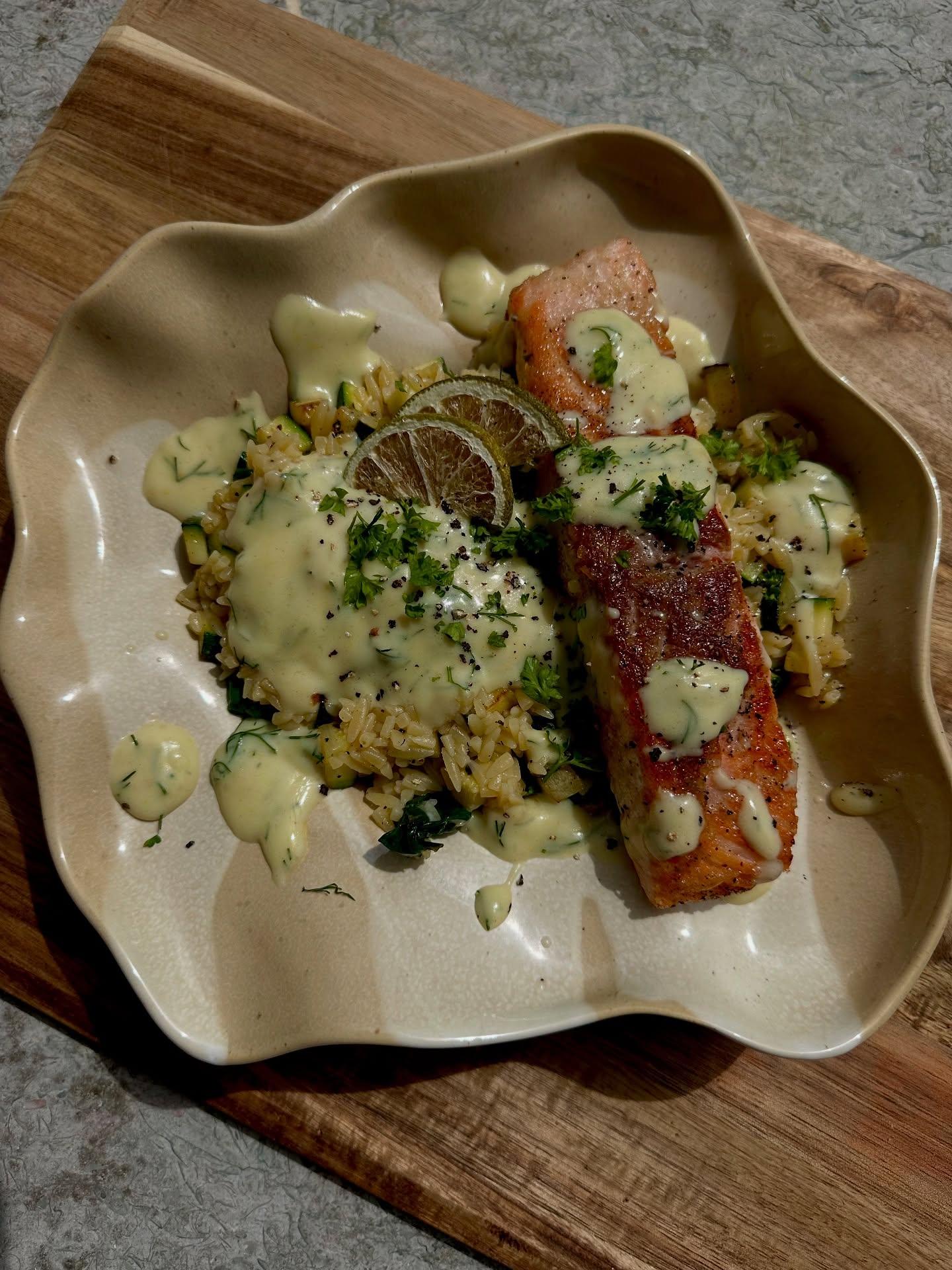 Orzo met zalm, courgette & frisse yoghurt-citroensaus