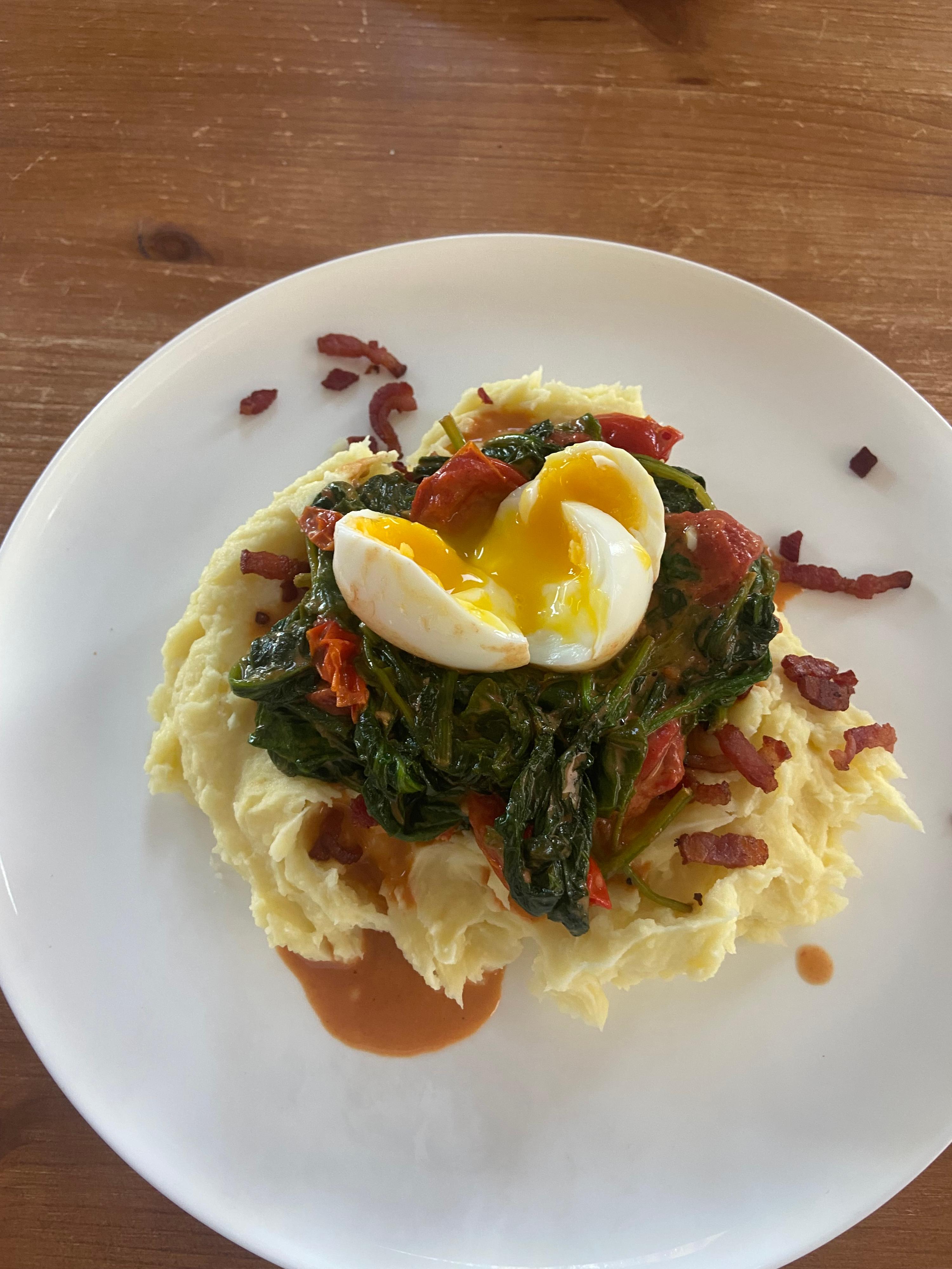 Aardappelpuree met Spinazie, Cherrytomaten en Krokante Spekjes