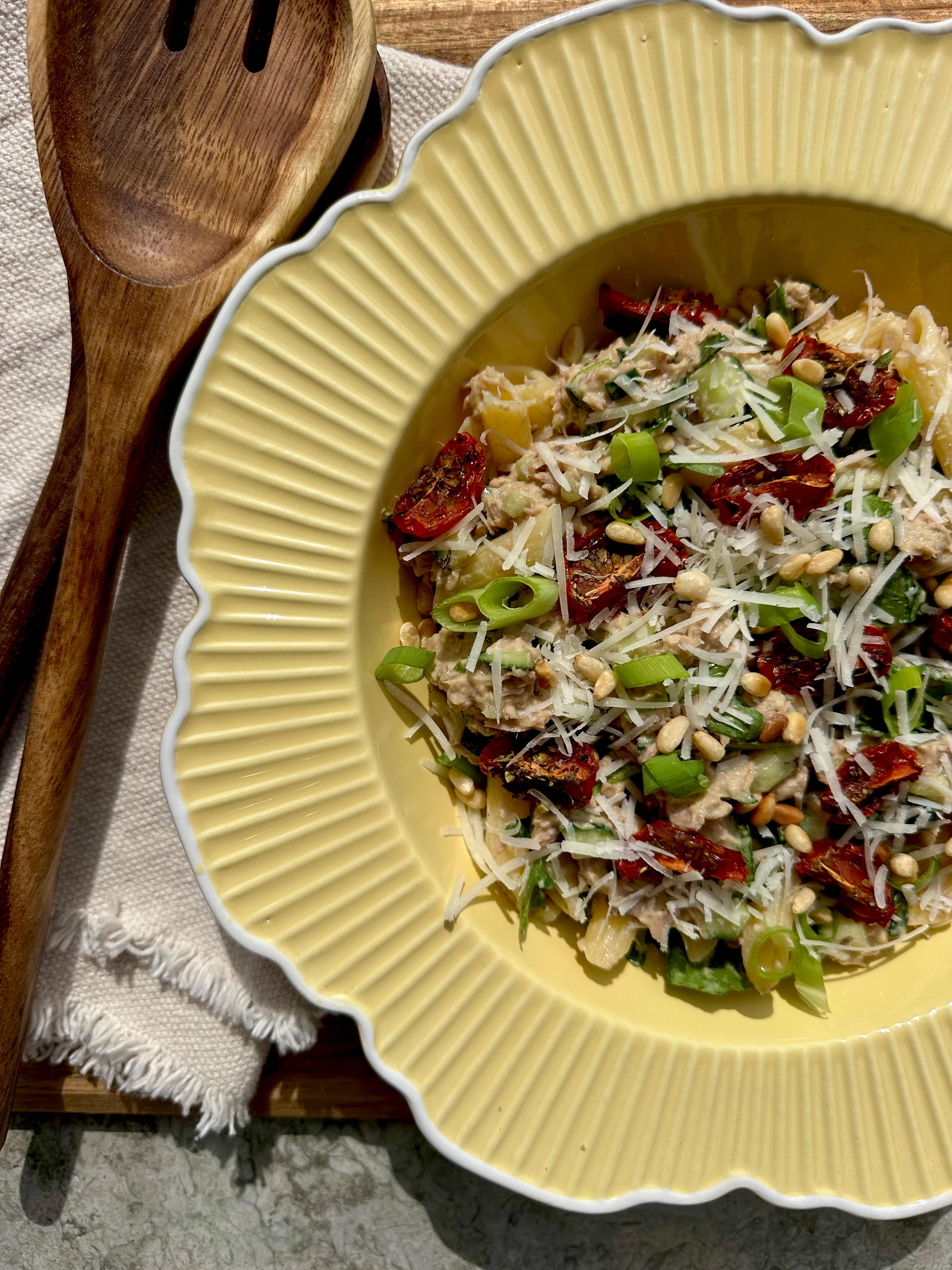 Tonijn pastasalade met frisse citroen-mosterd dressing
