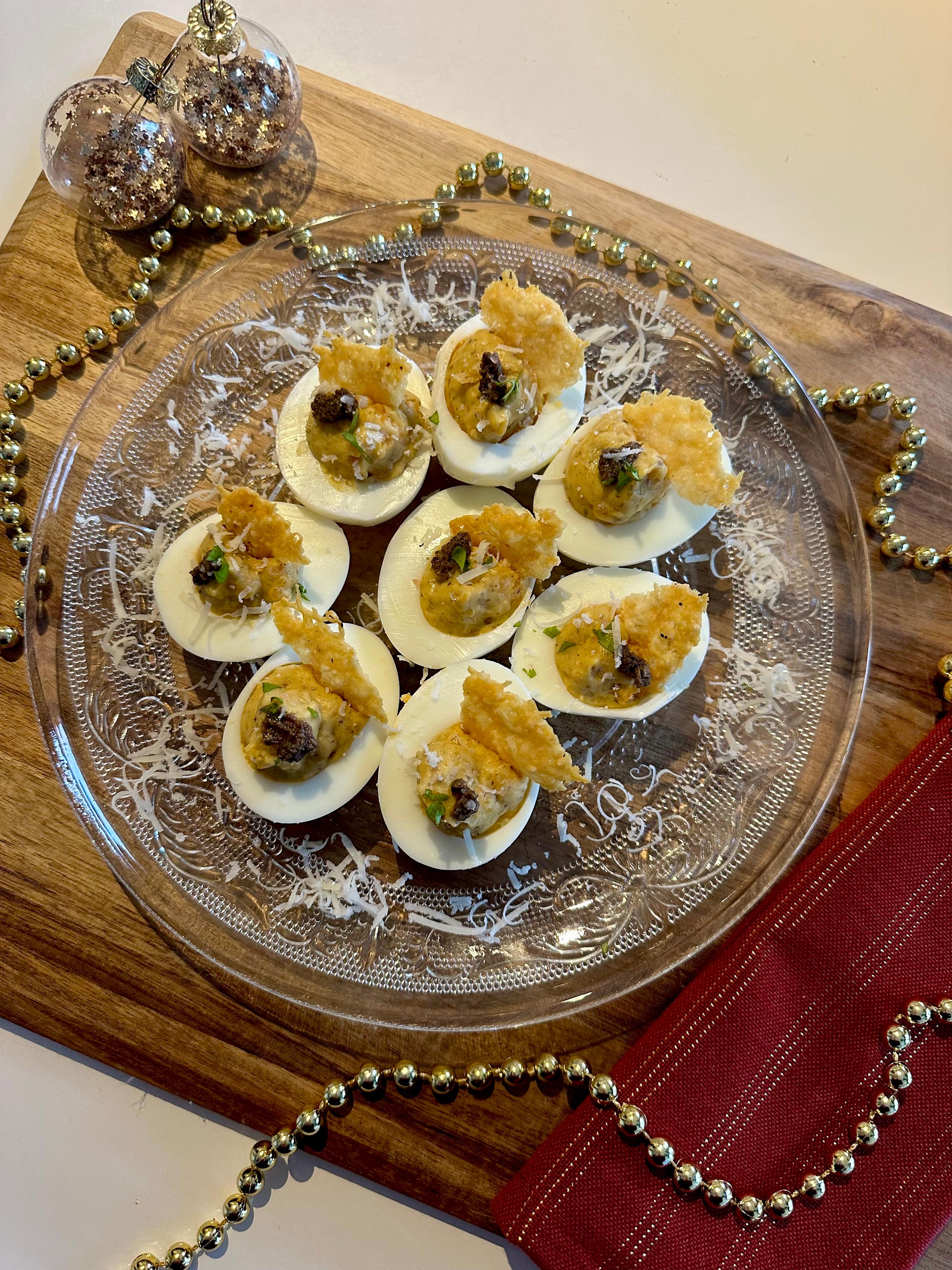 Luxe gevulde eitjes met truffel & Parmezaan crisps
