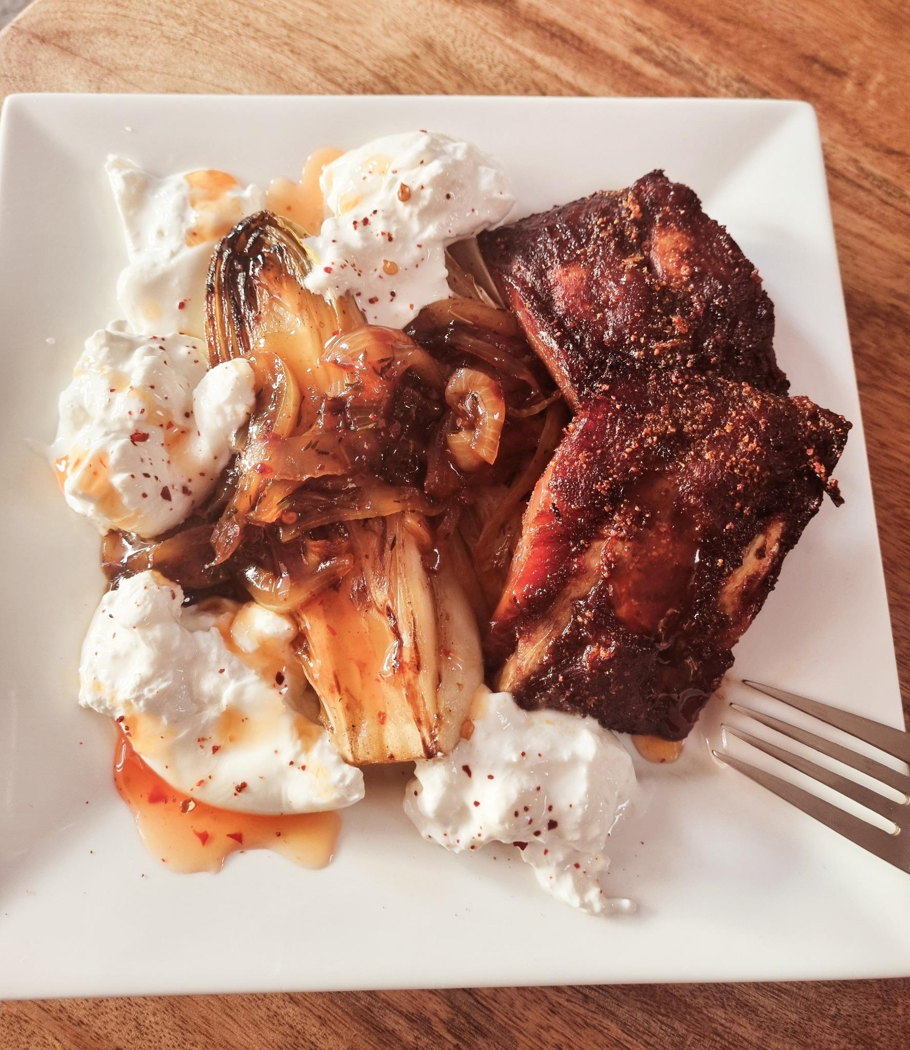 Sappige Spareribs met Gegrilde Witlof en Uienjam