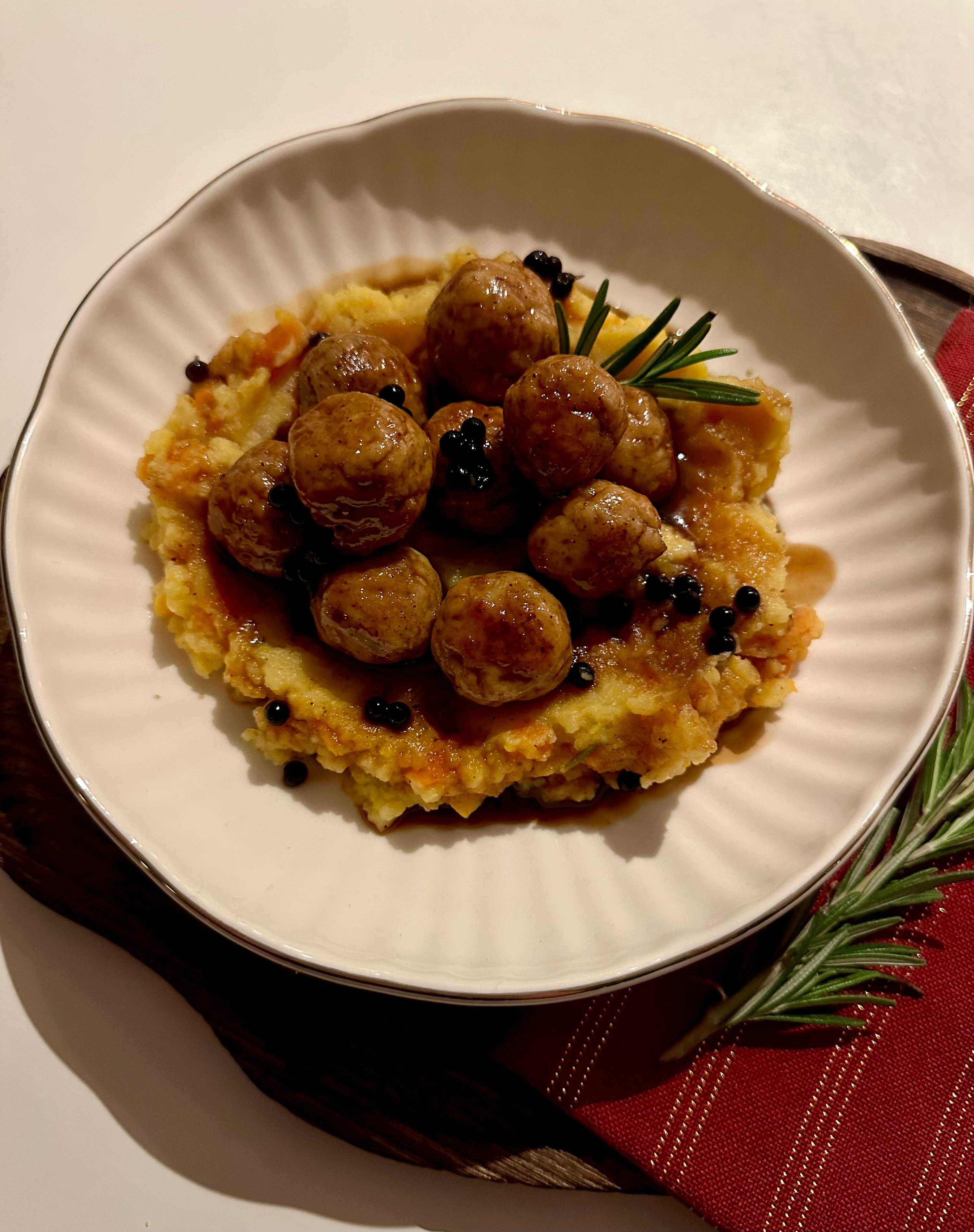 Kipgehaktballetjes met puree en balsamico-ahornsiroop saus