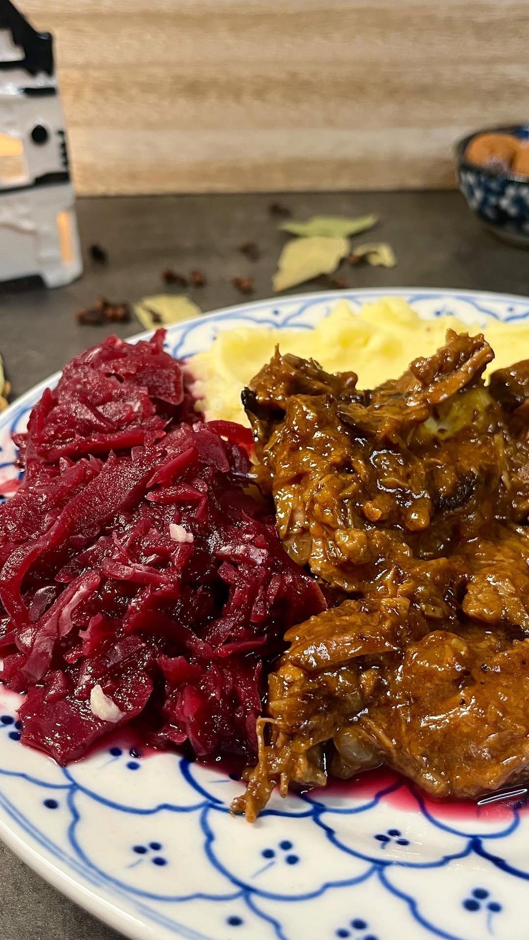 Hachee with Pickled Red Cabbage and Mashed Potatoes