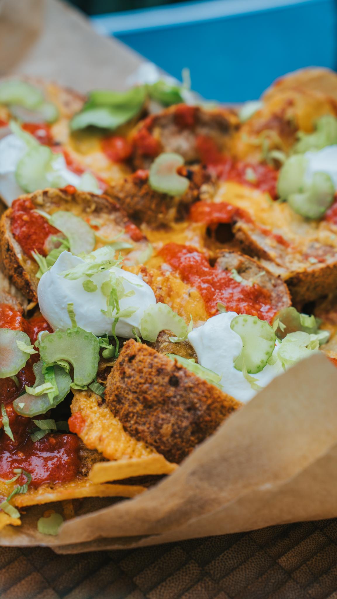 Belgische nacho's met chicken chili cheese bal en salsa