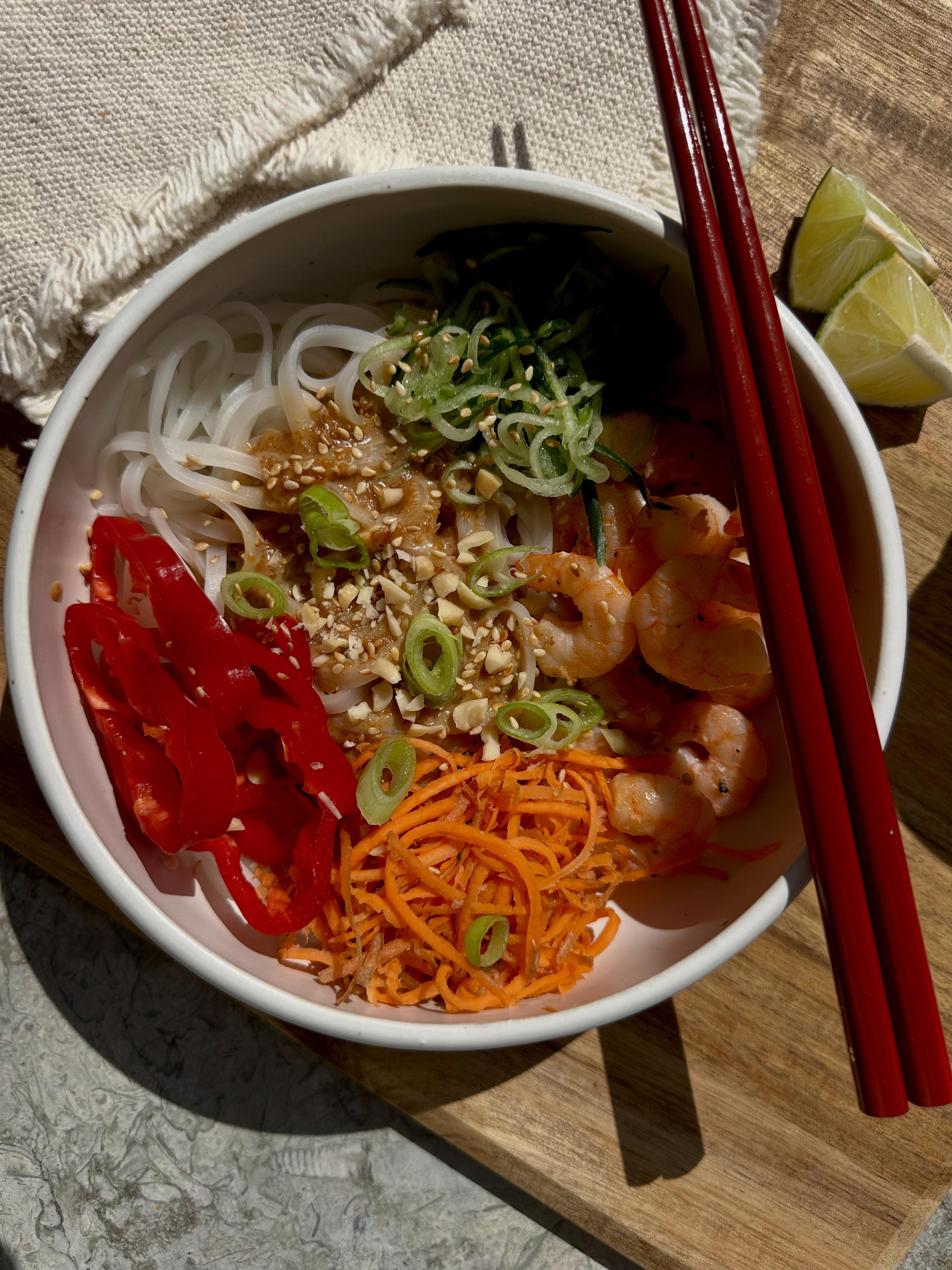 Noodle bowl met garnalen en chilipeper-citroengras pindakaas