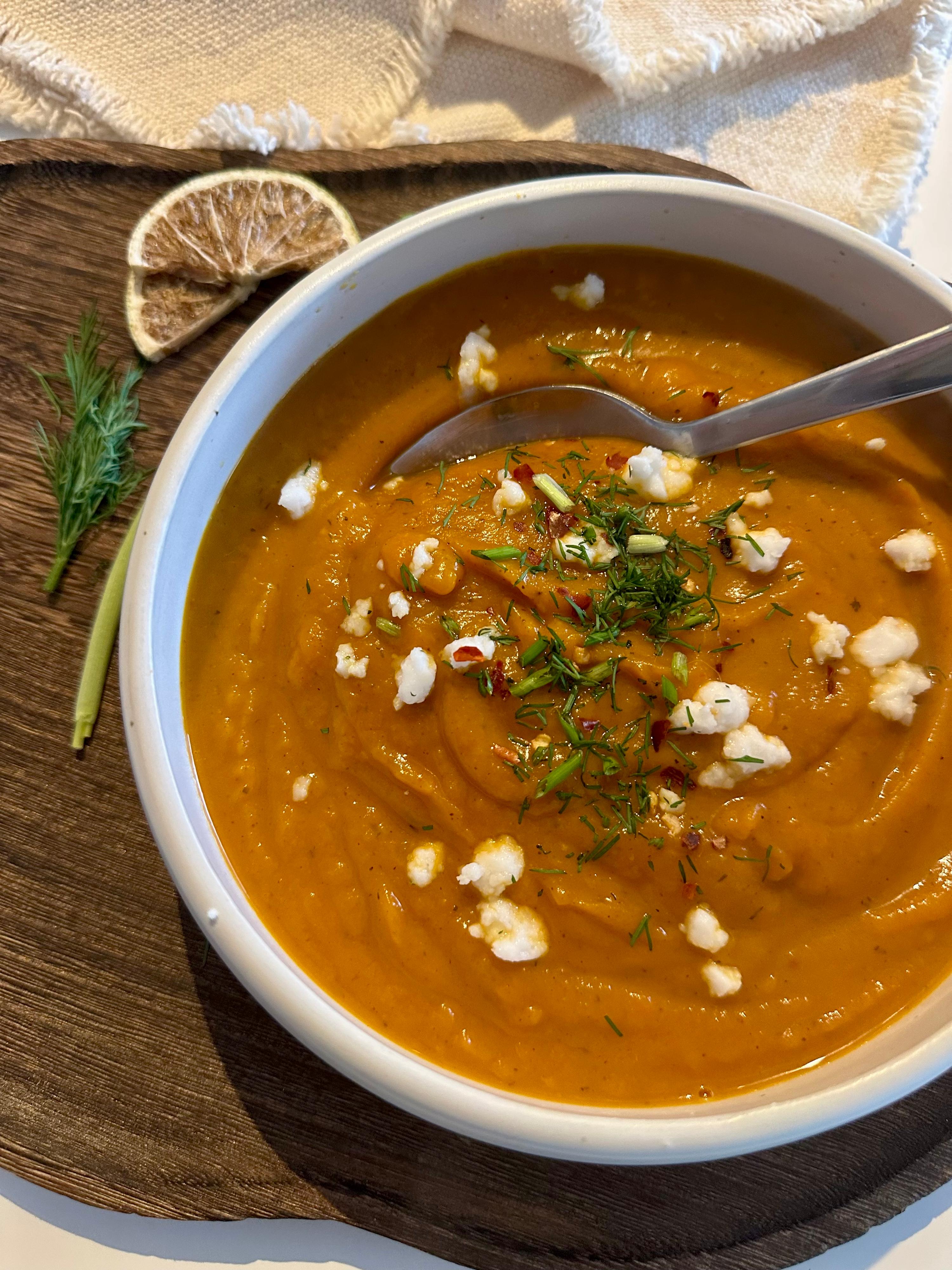 Romige pompoensoep met wortel, paprika & verse kruiden