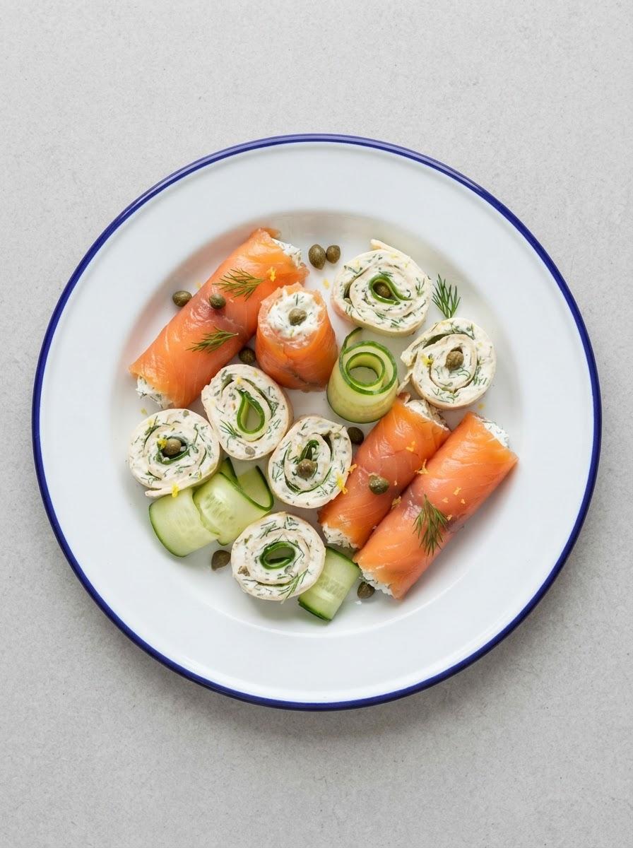 Koolhydraatarme gerookte zalmrolletjes met roomkaas