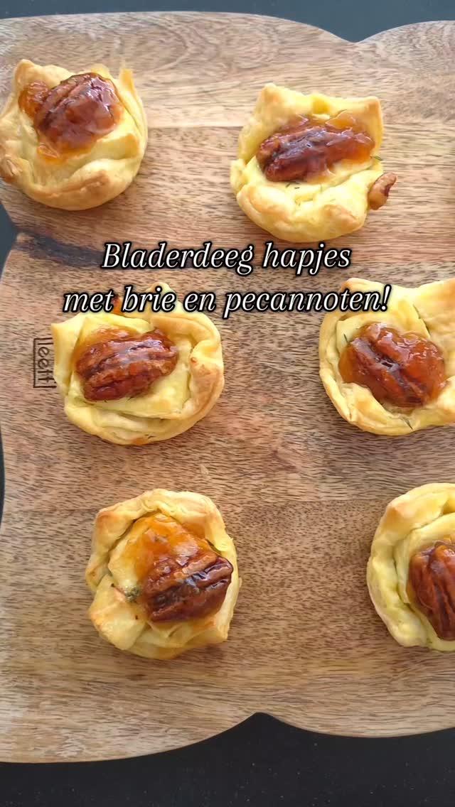 Bladerdeeghapjes met brie, tijm en gekarameliseerde pecannoten