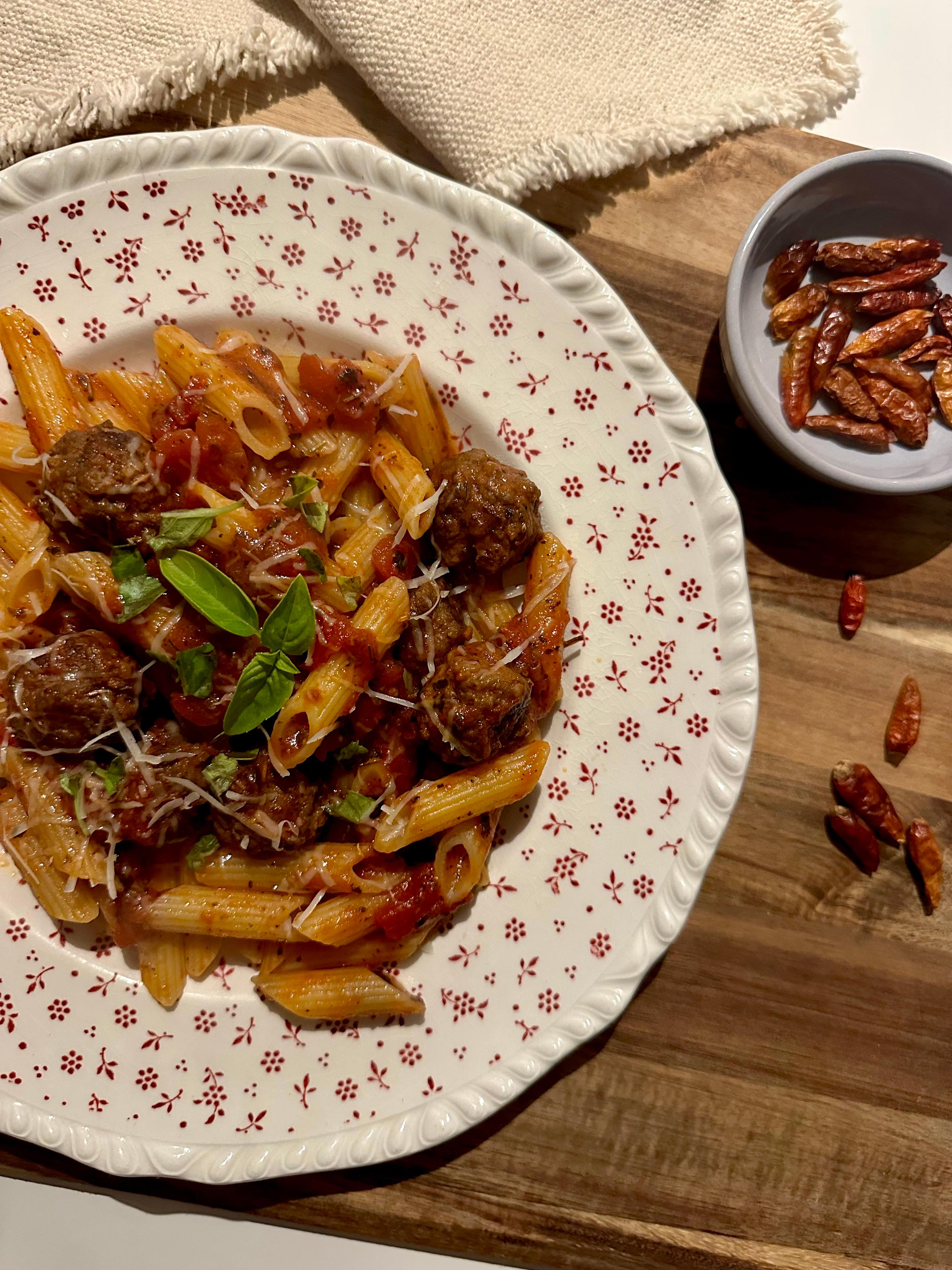 Pasta pittige arrabbiata-stijl met gehaktballetjes
