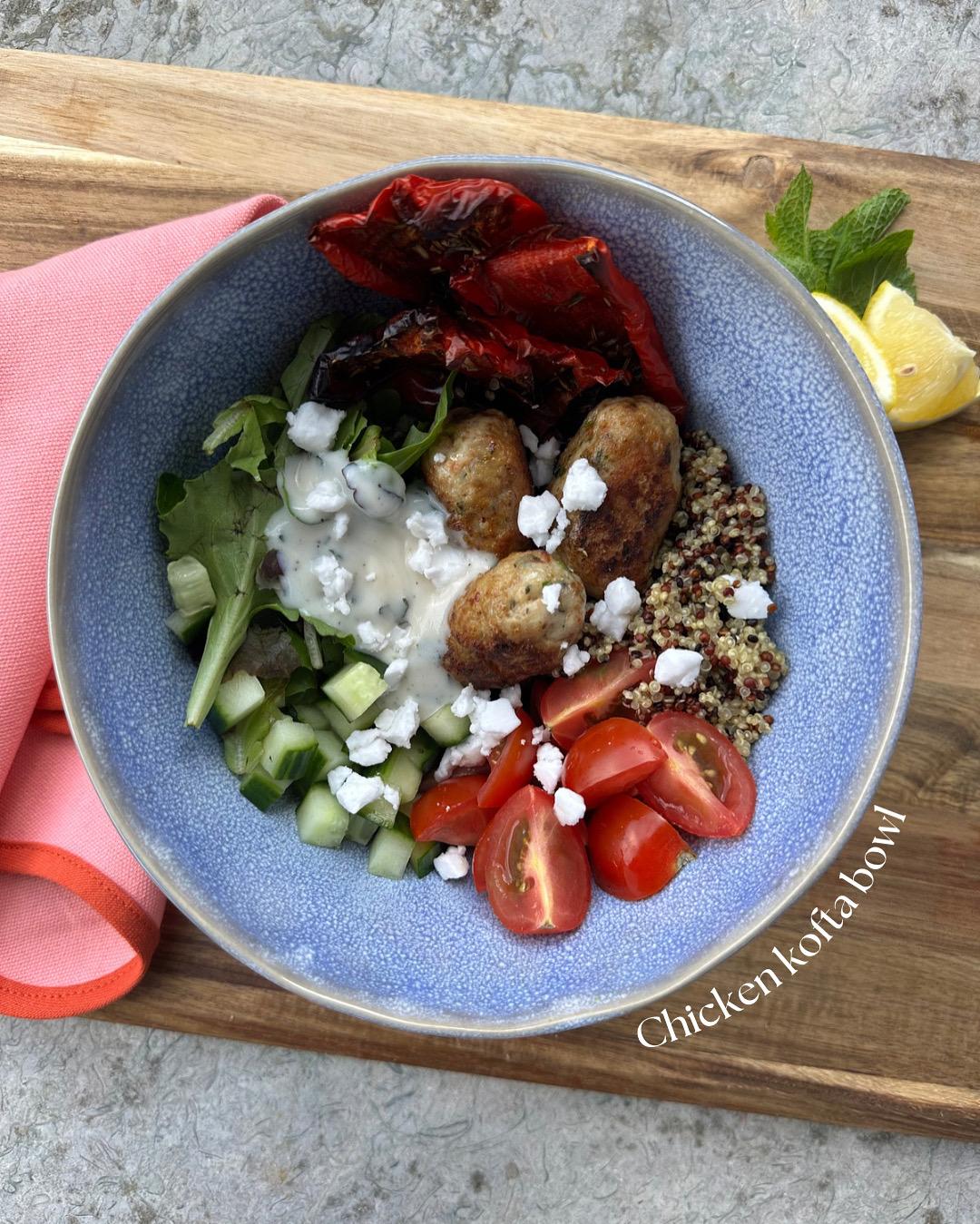 Chicken kofta bowl met quinoa, groenten en yoghurt-munt saus