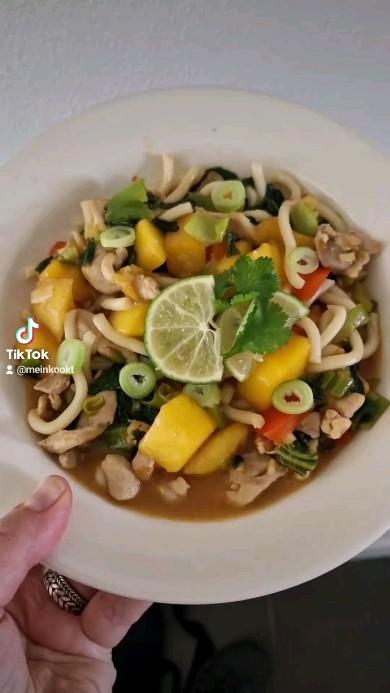 Noedels met kip, mango en wokgroenten