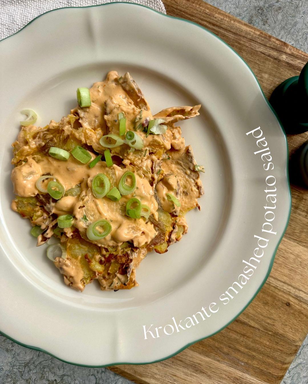 Krokante smashed potato salade met tahin en limoen