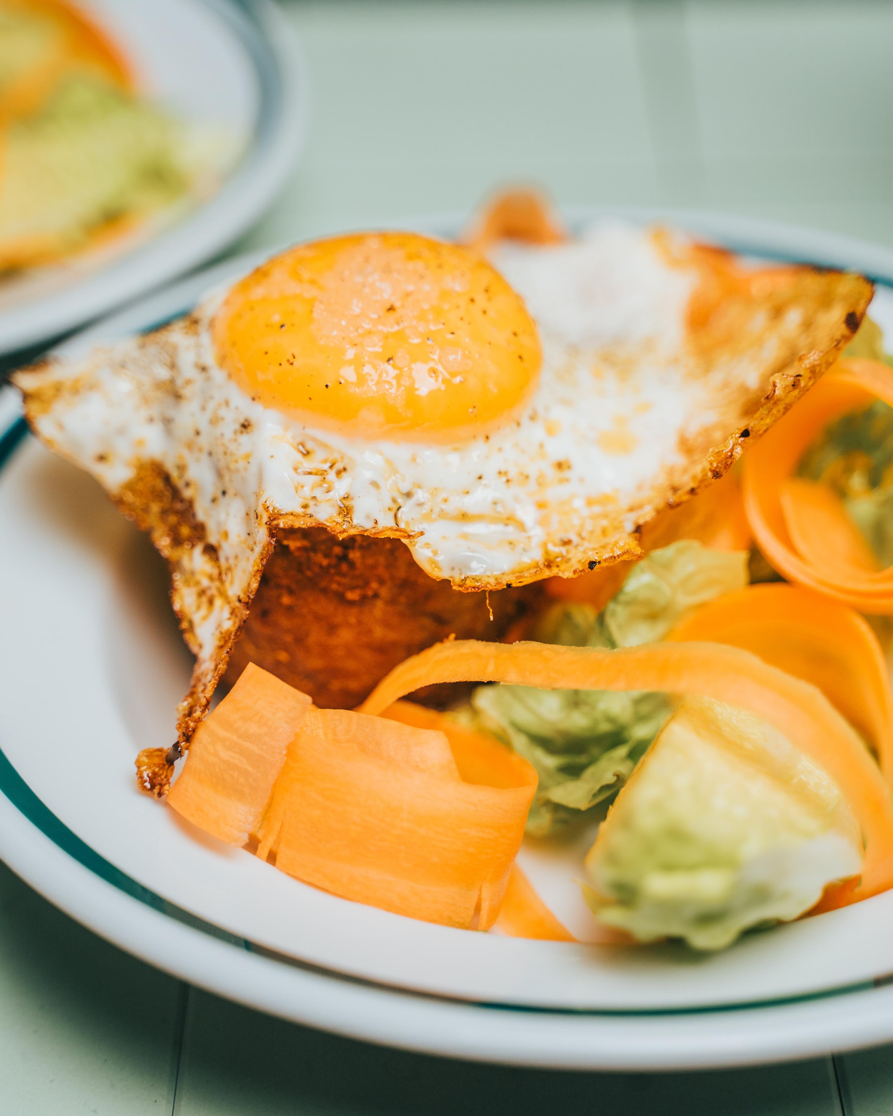 Salade de sucrine, rubans de carotte et œuf au plat avec boulette Balls & Glory farcie