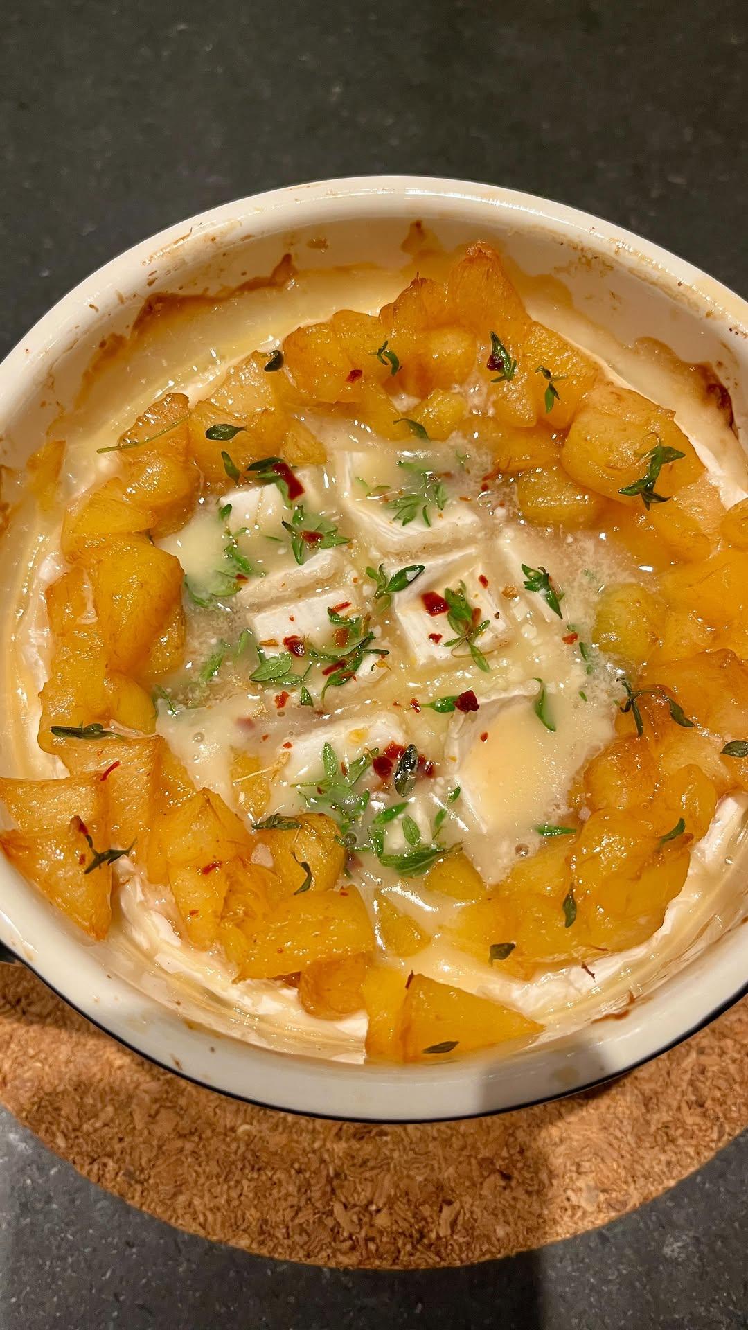 Gebakken camembert met nectarine, honing en tijm