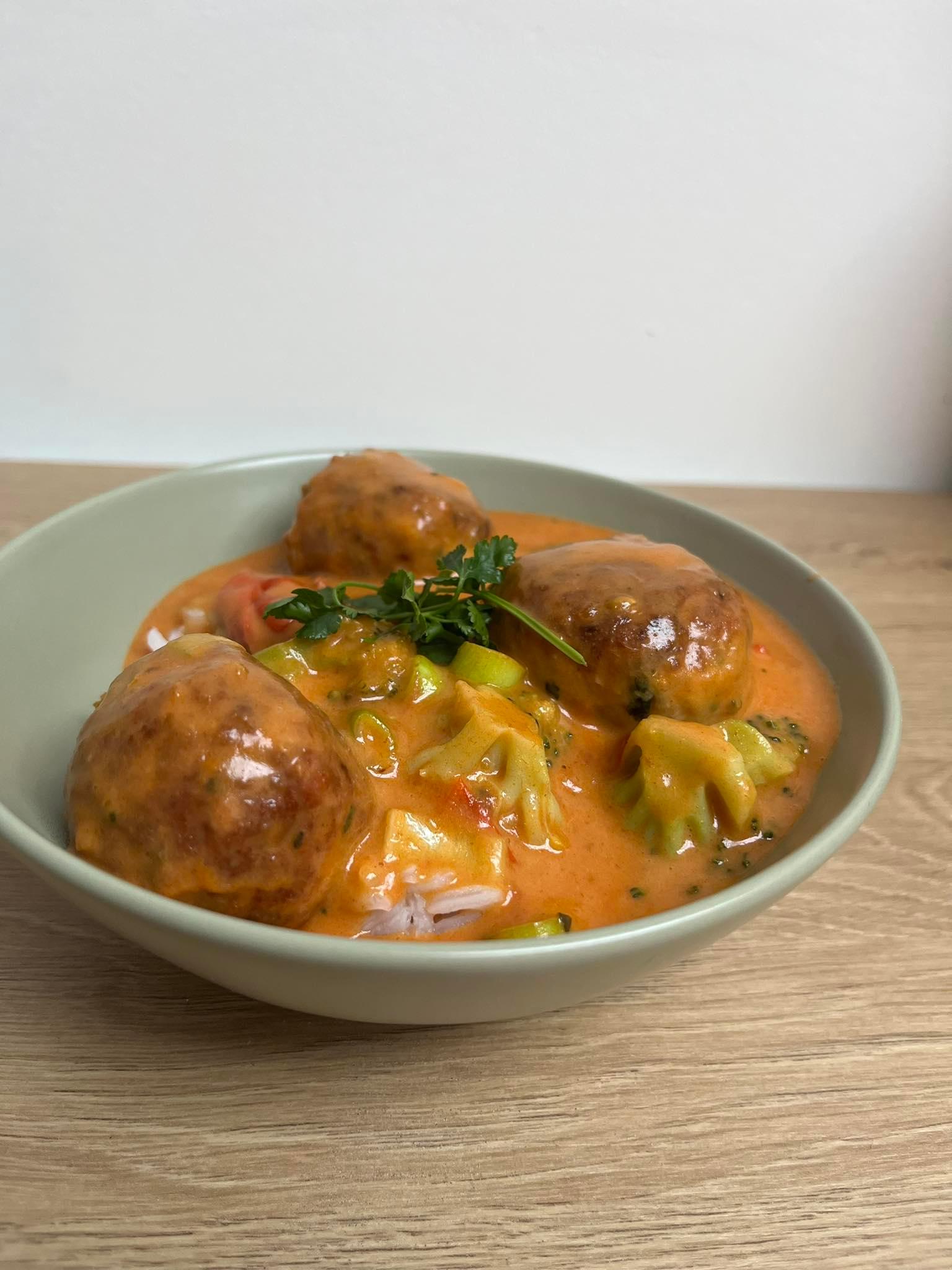 Kipballetjes in Rode Curry met Broccoli en Kerstomaatjes