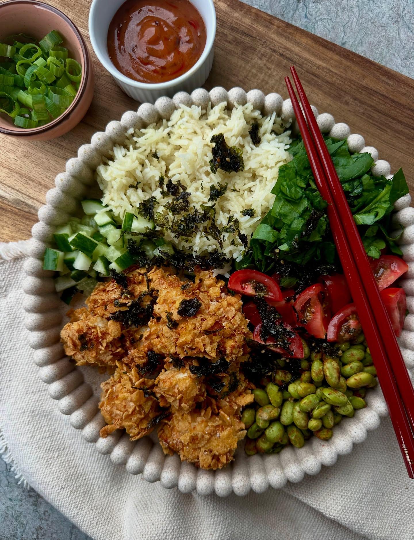 Poke bowl met krokante kip (FODMAP-vriendelijk)