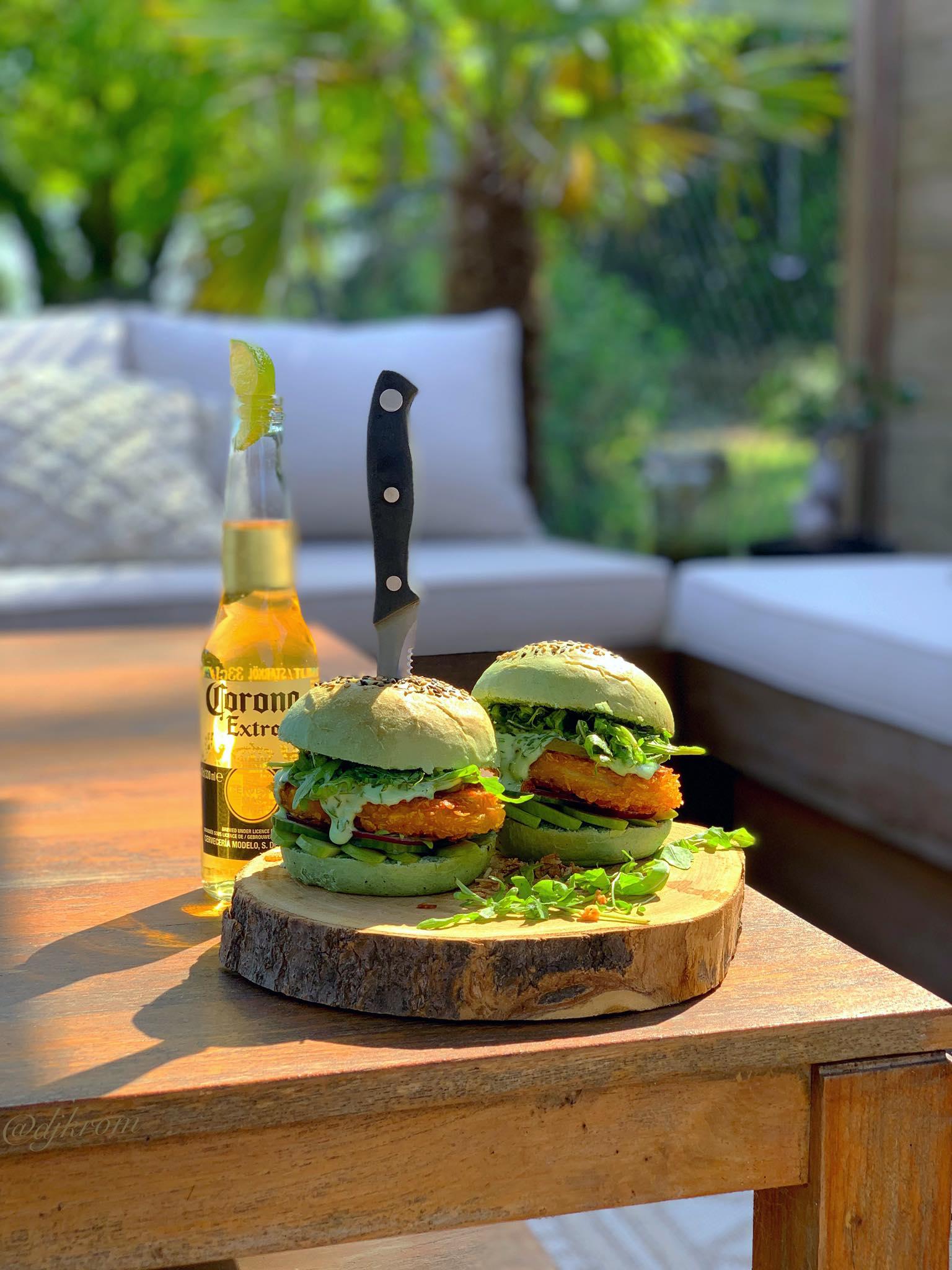 Groene Hamburgerbrioches met Krokante Kipburger en Avocado Slaatje