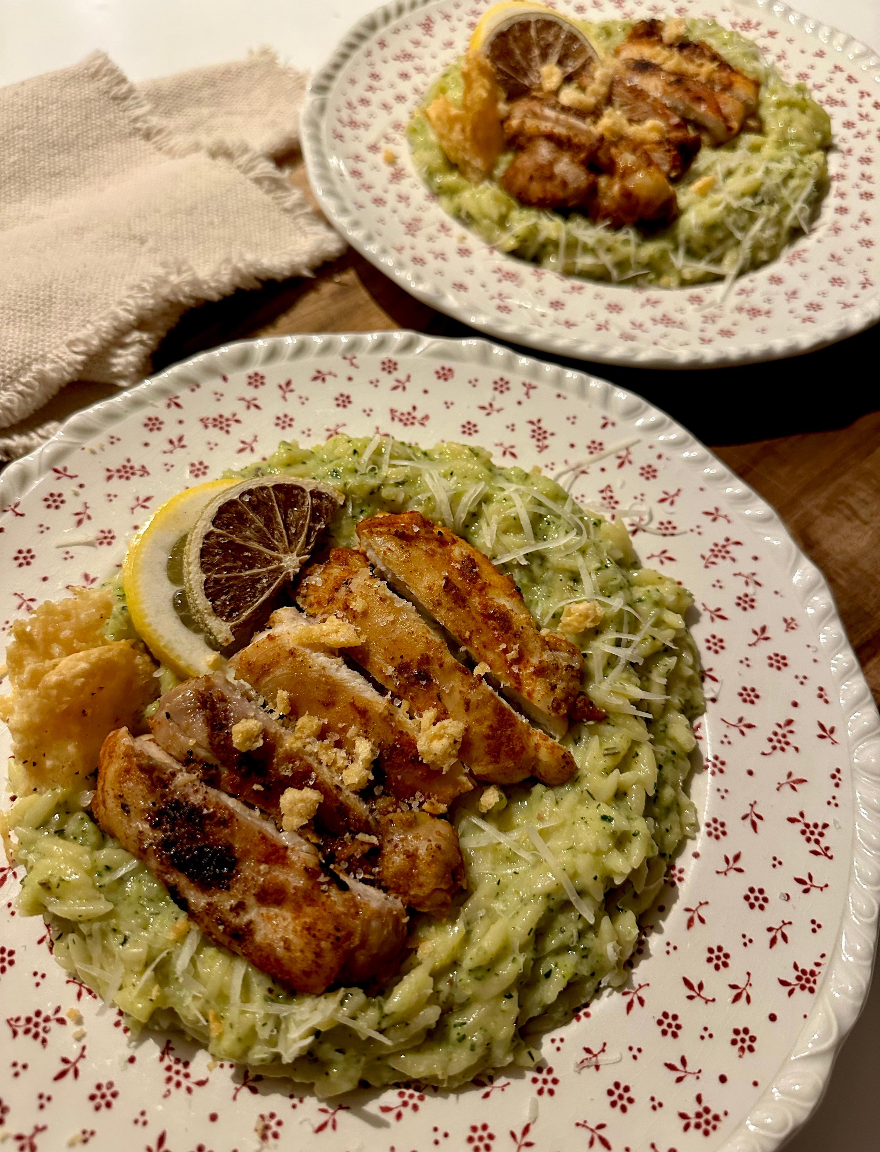 Romige orzo met courgettesaus, gegrilde kipdijfilet & parmezaan-krokantje