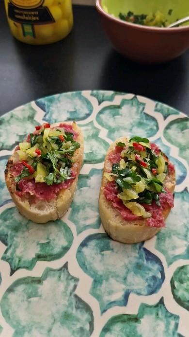 Crostini met ossenworst en Amsterdamse uiensalsa