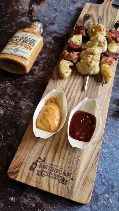 Pittige bloemkool spies en kip-chorizo-ananas spies van de BBQ