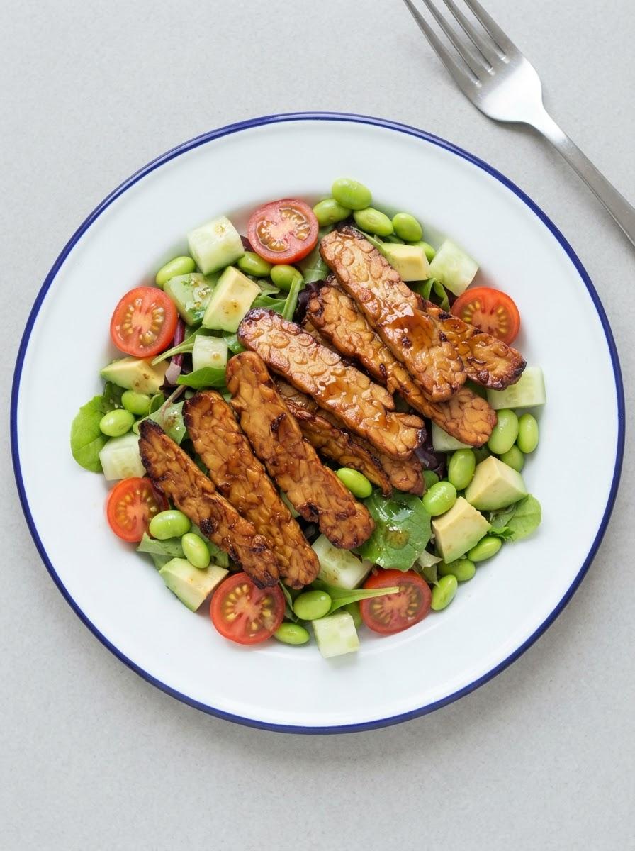 Eiwitrijke tempeh bacon met salade