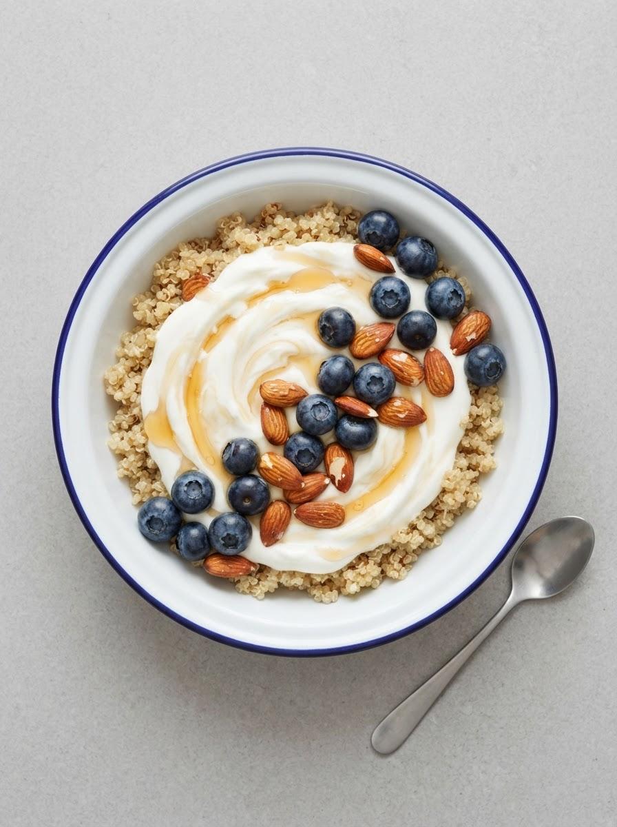 Eiwitrijke zoete quinoa ontbijtbowl