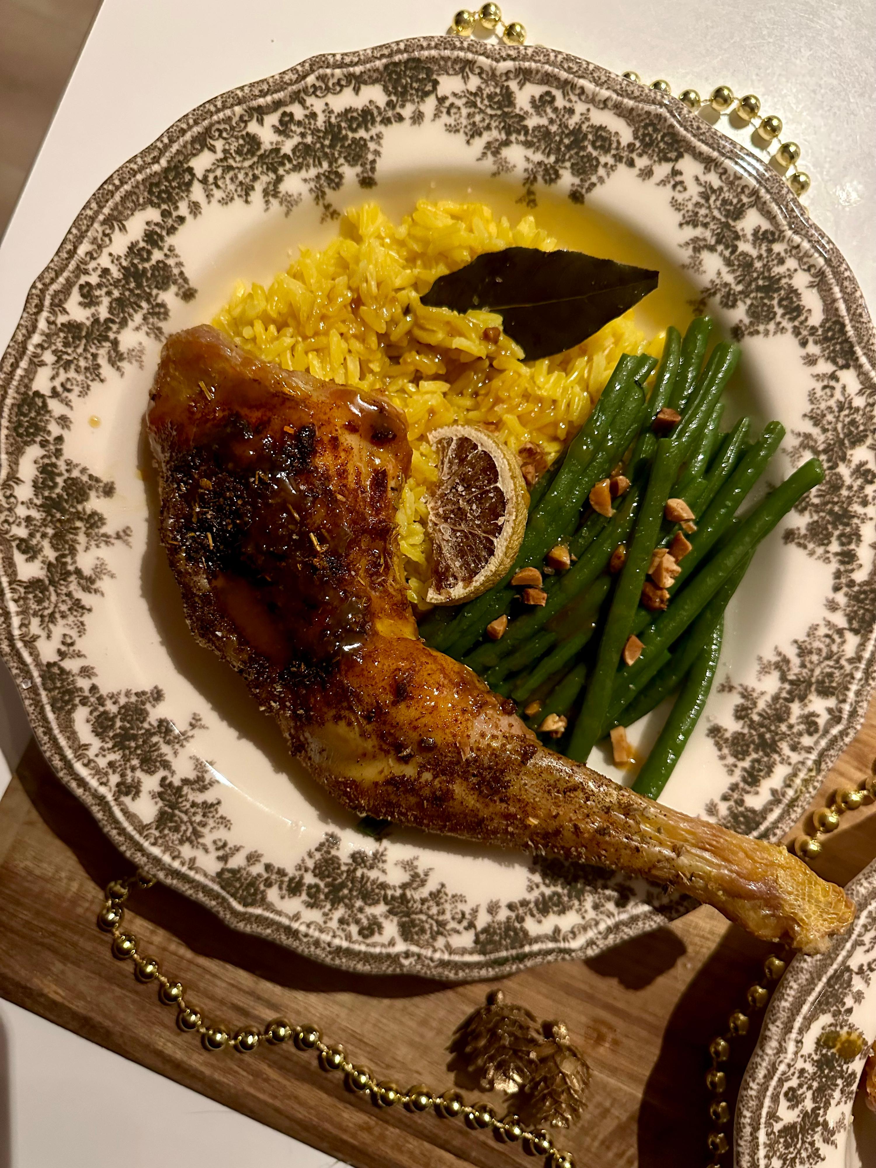 Feestelijke kippenpoot met gouden rijst, luxe haricots verts & sticky maple-mosterdsaus