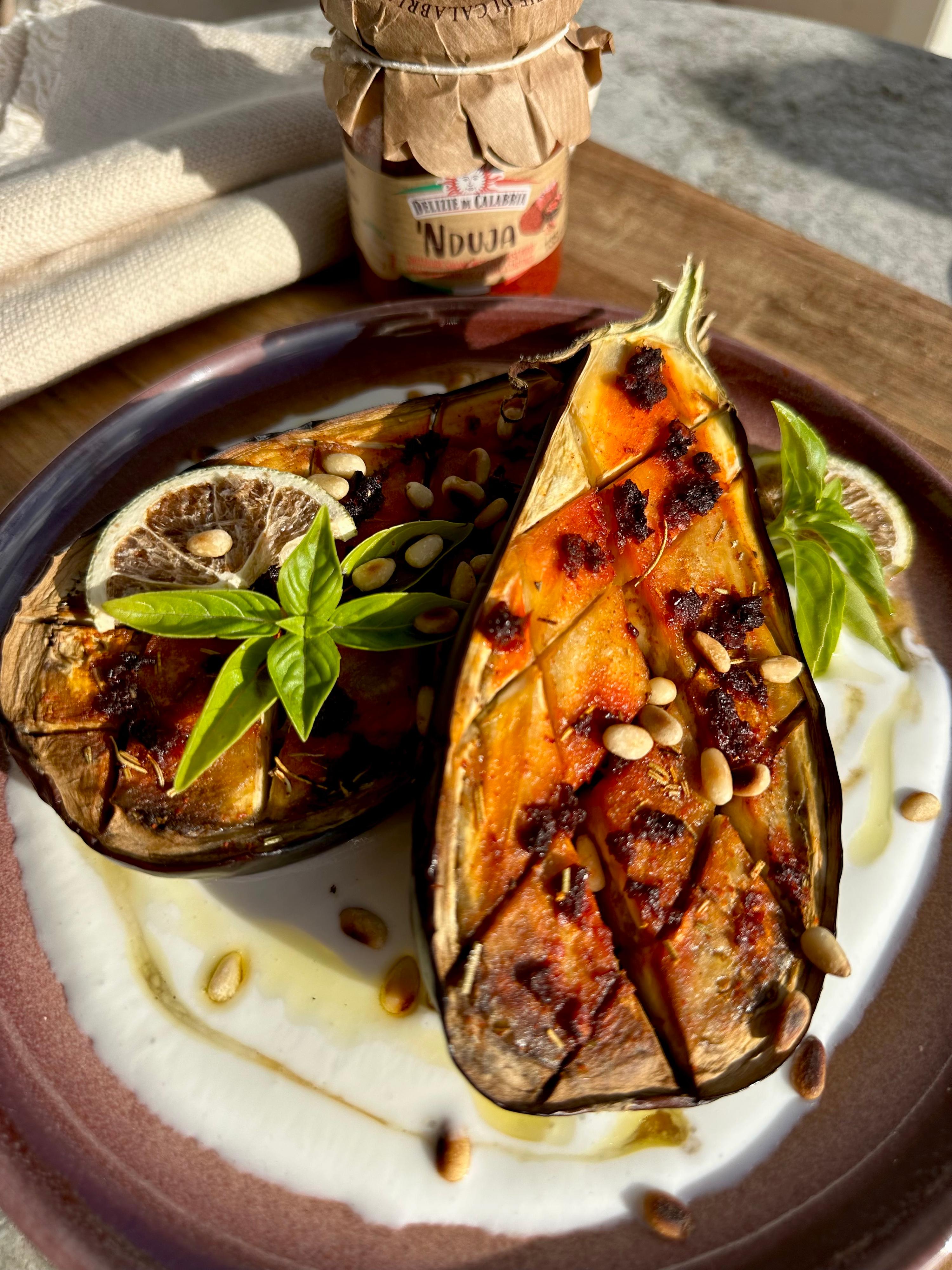 Gegrilde aubergine met ’nduja, warme kruiden & kwarkdressing