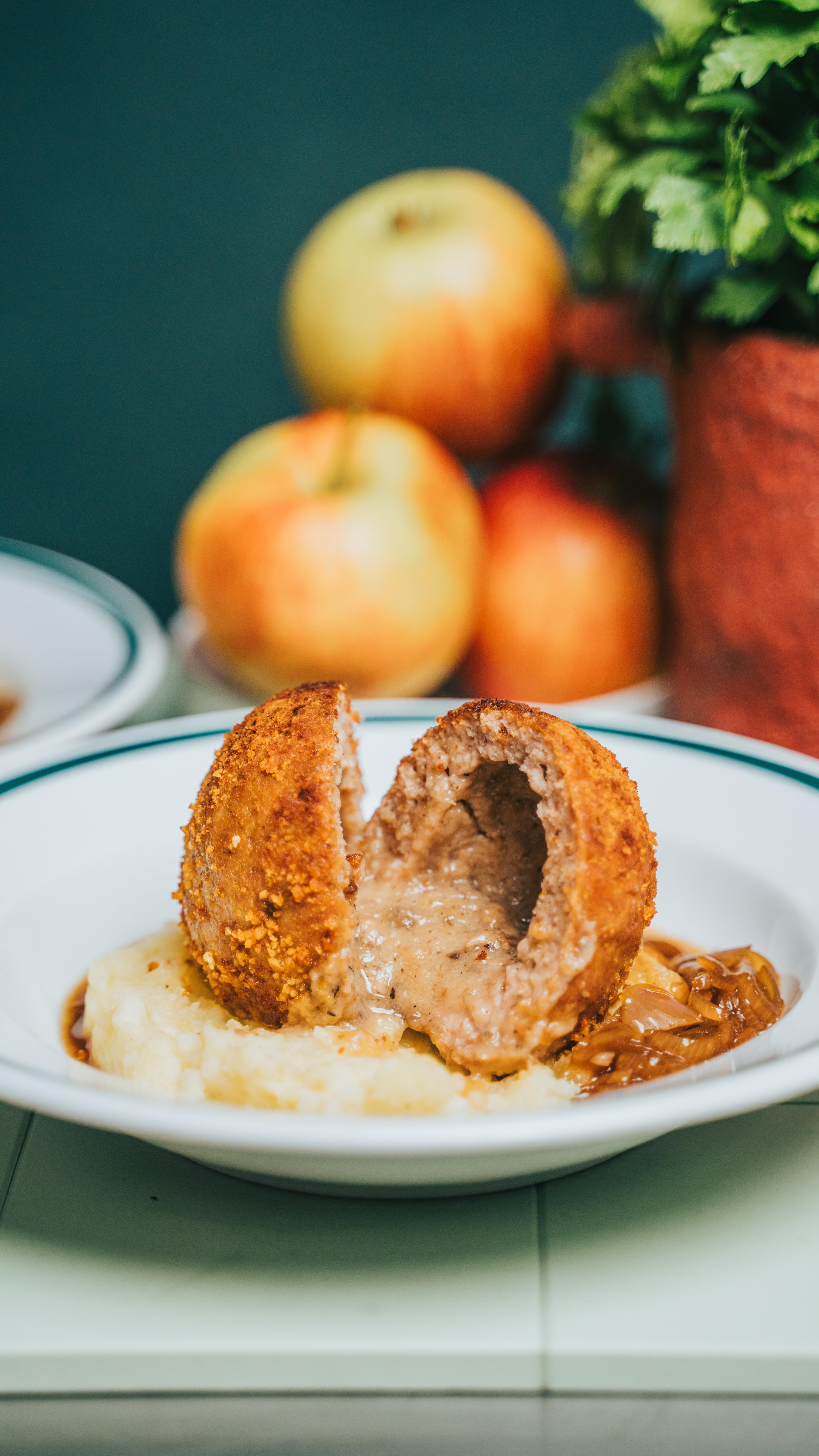 Hete bliksem & uiensaus met gevulde Balls & Glory gehaktbal