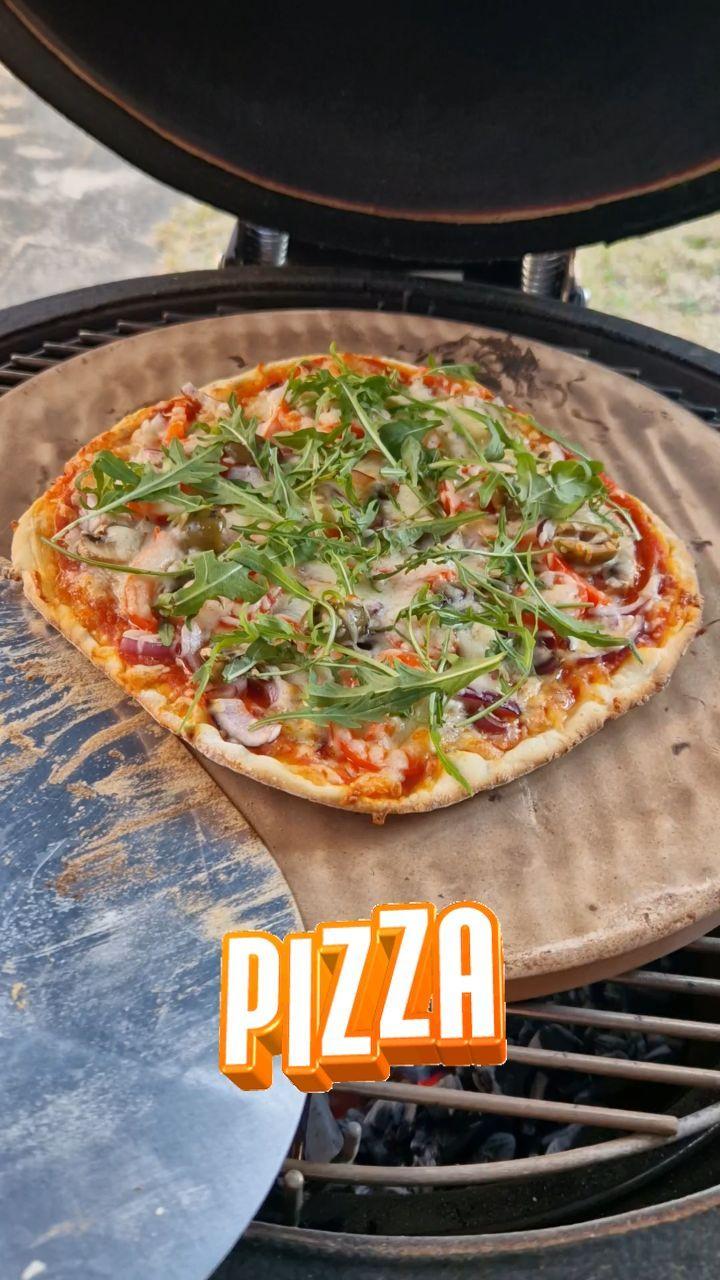 Homemade pizza van de BBQ
