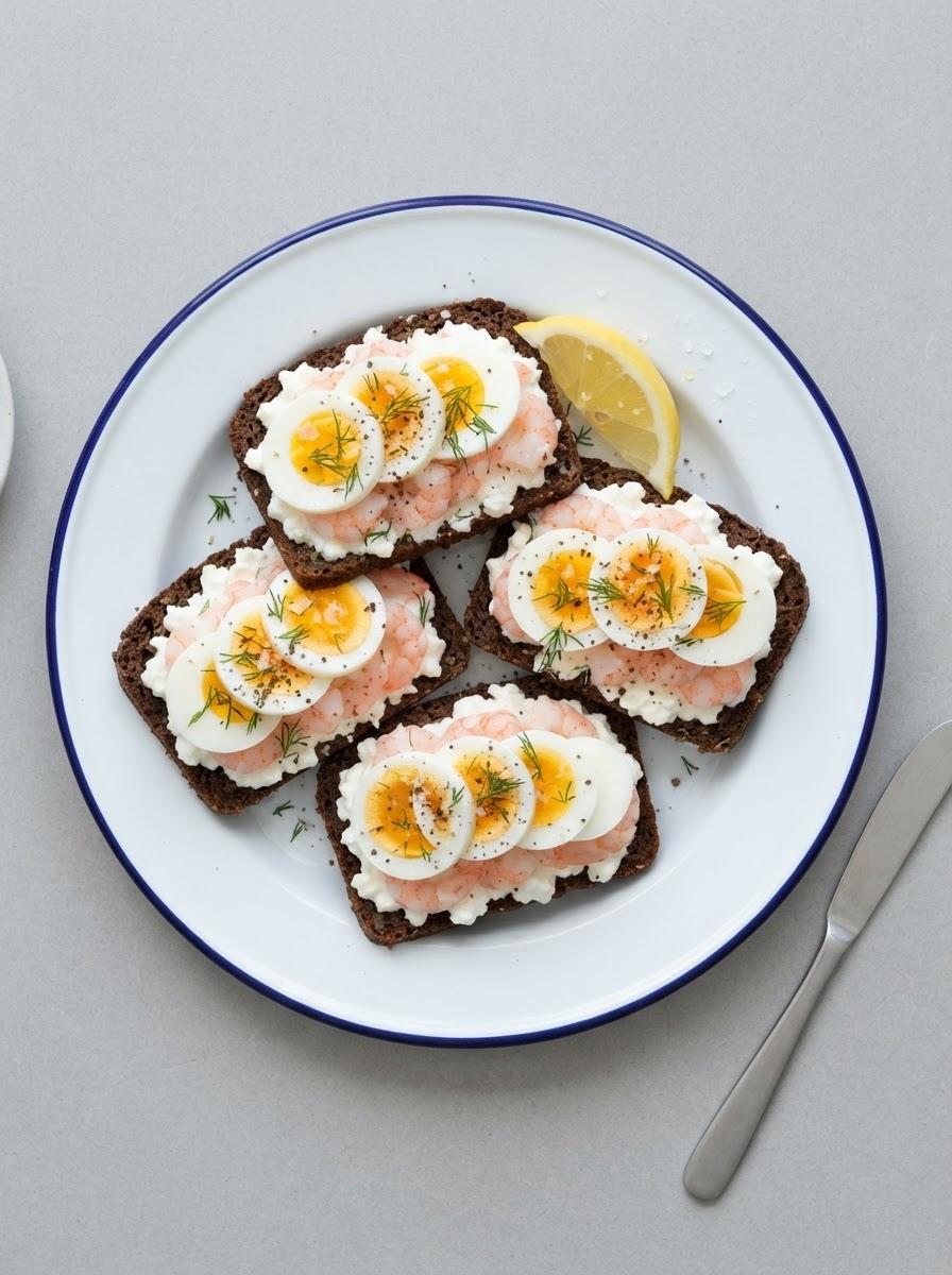 Eiwitrijke smørrebrød met ei en garnalen