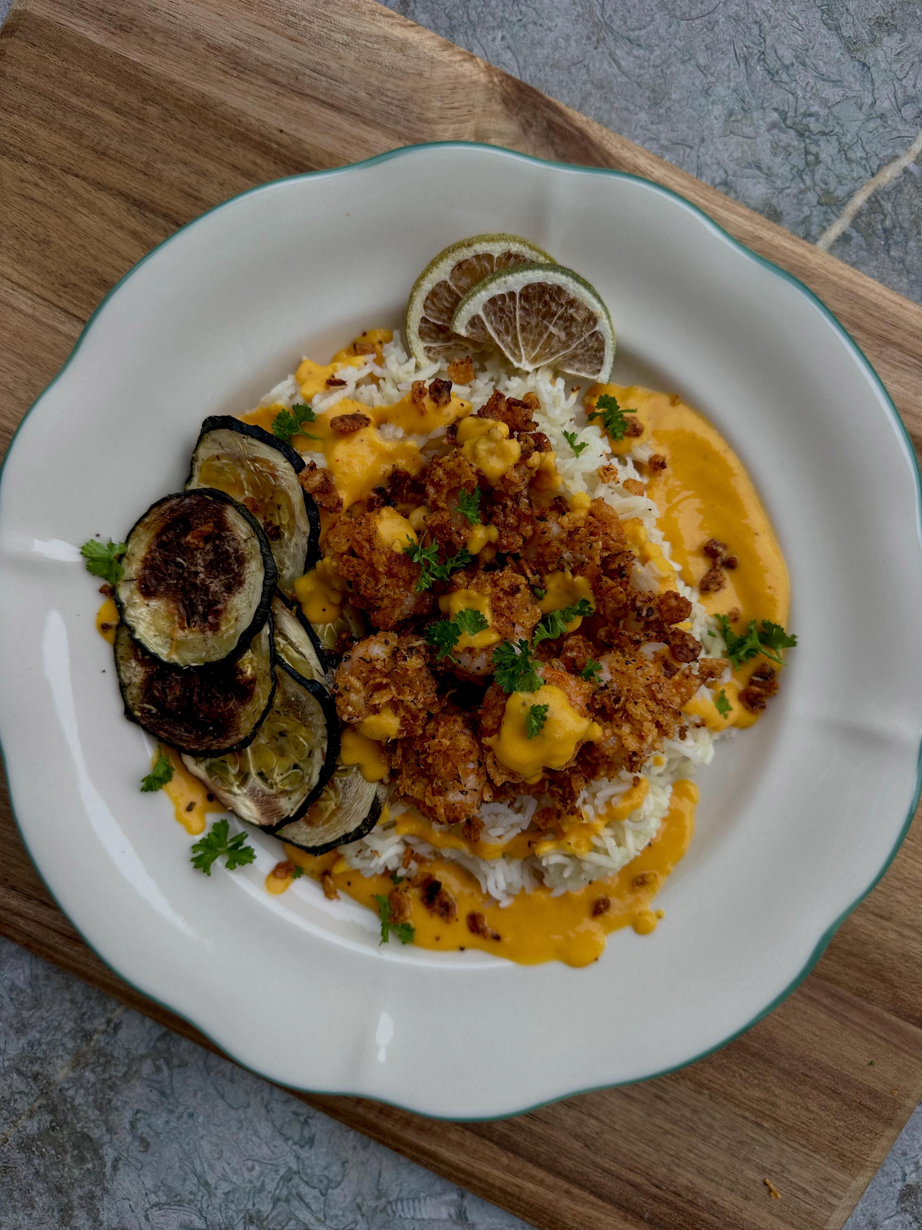Crispy garnalen met citroen-parmezaankorst en wortel-kerrie dip