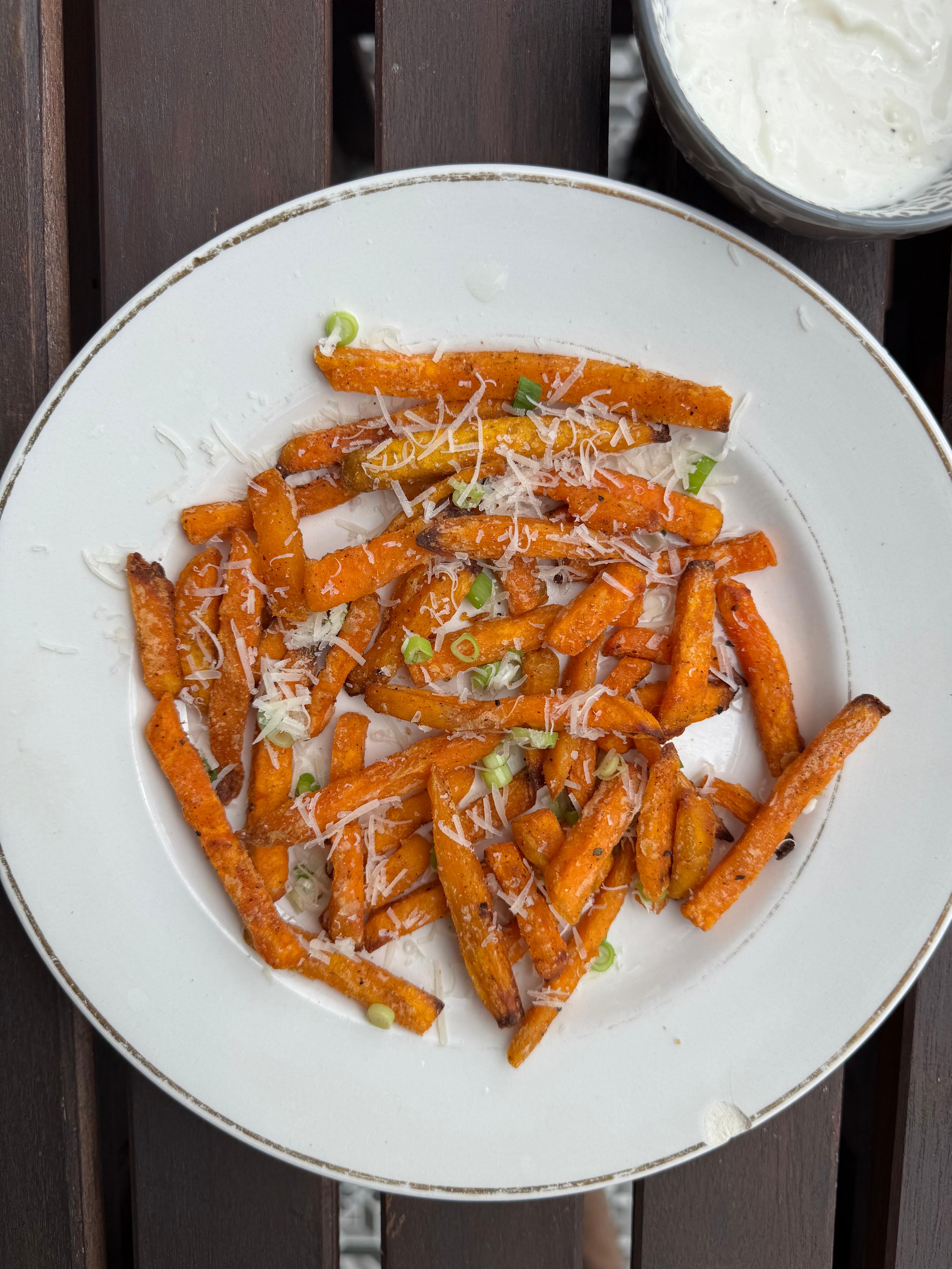 Kruidige zoete friet met limoen dip