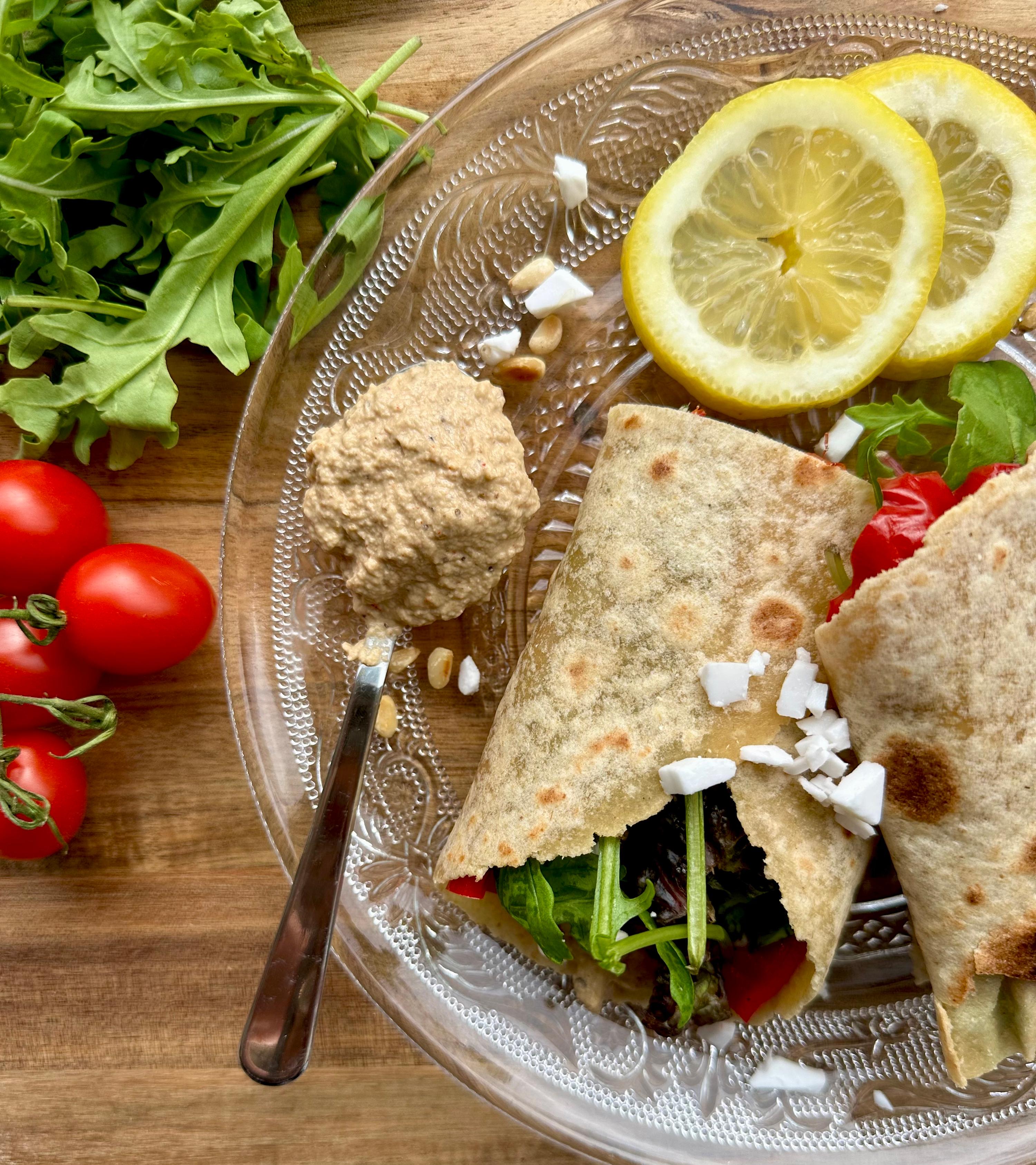 Mediterrane wrap met hummus & gegrilde puntpaprika