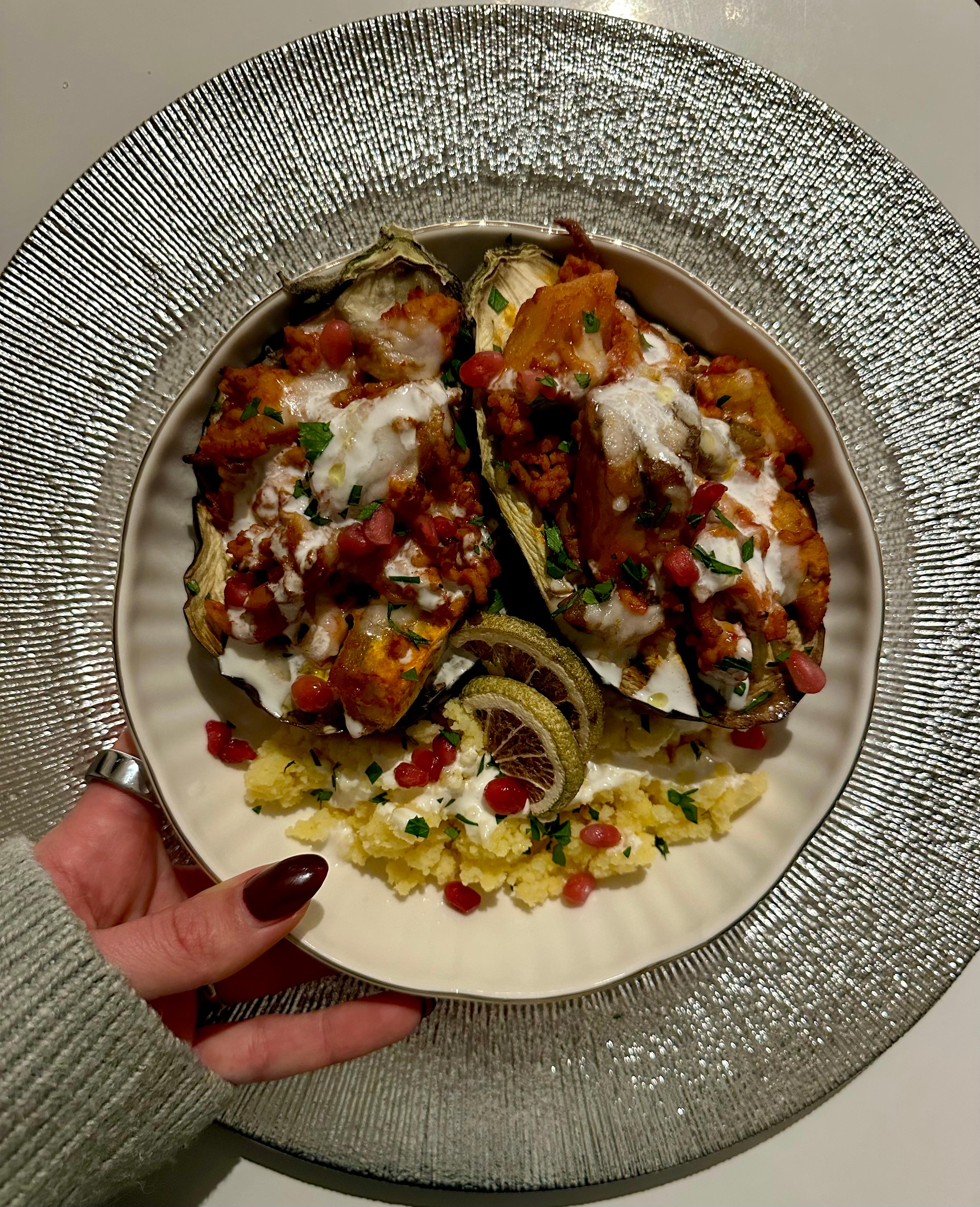 Gevulde aubergine met kipgehakt, oesterzwammen, feta & granaatappel