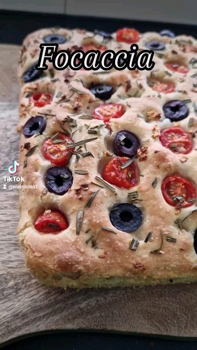Focaccia met olijven en tomaat
