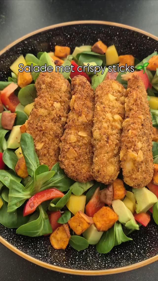 Salade met Crispy Sticks, zoete aardappel en mango