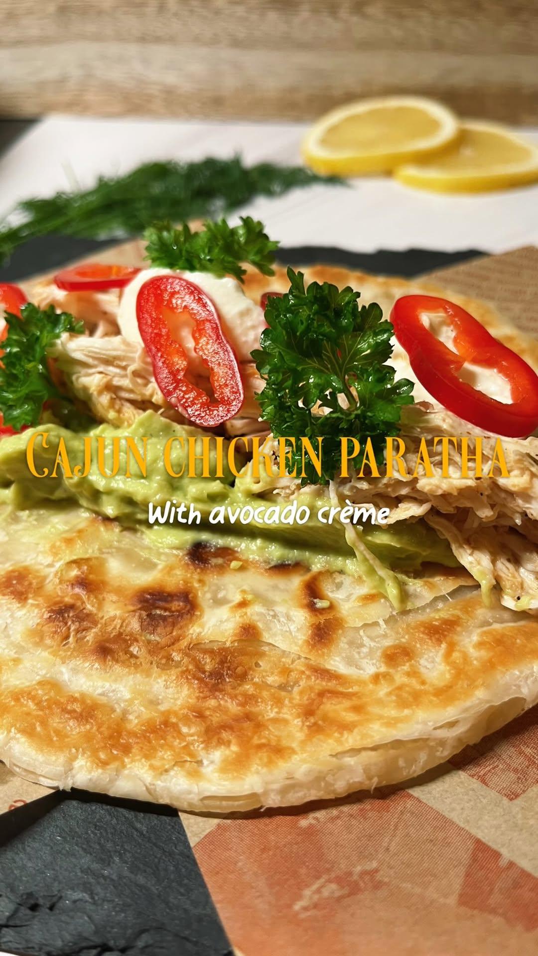 Cajun kip paratha met avocado crème