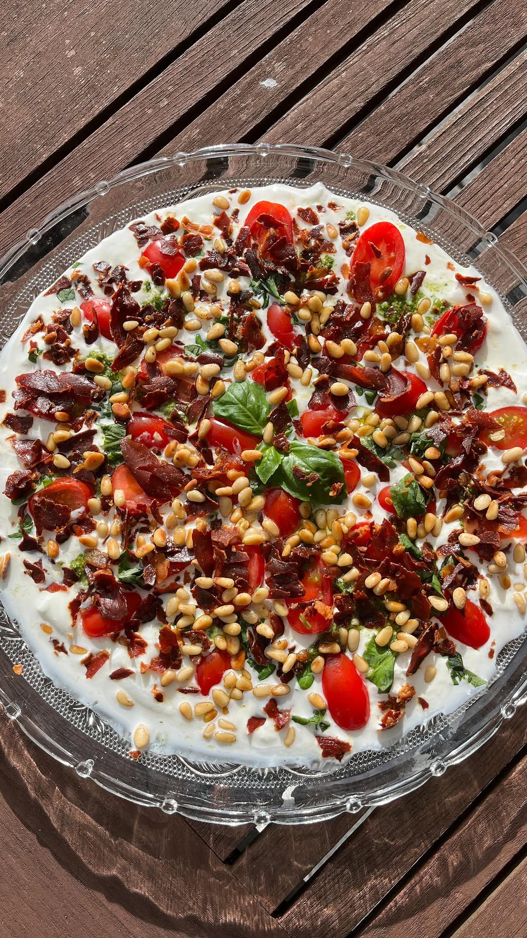 Tomaat en pesto burrata plank
