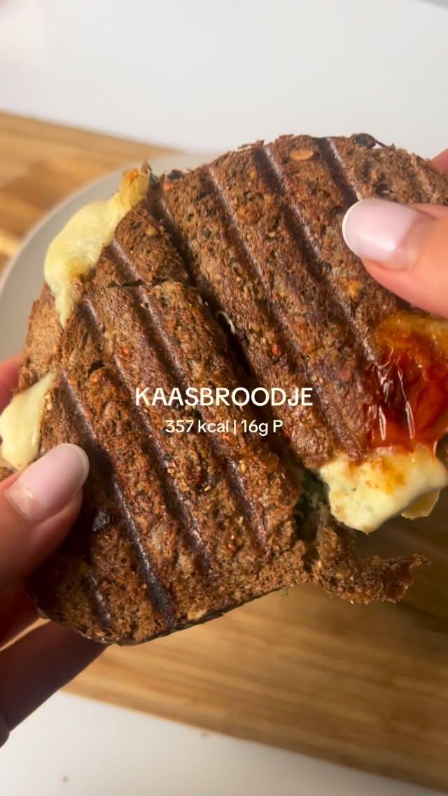 Kaasbroodje met spinazie en tomaat