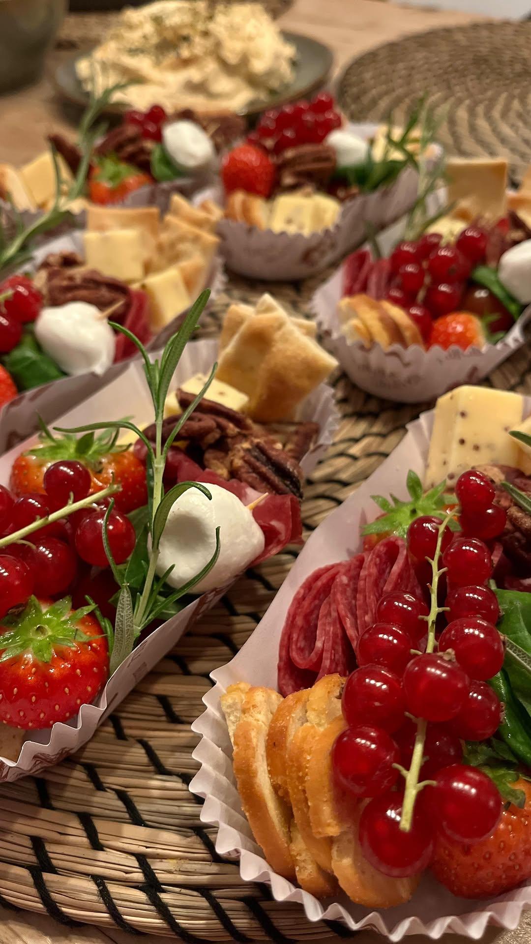 Charcuteriebootjes met kaas, vleeswaren en fruit