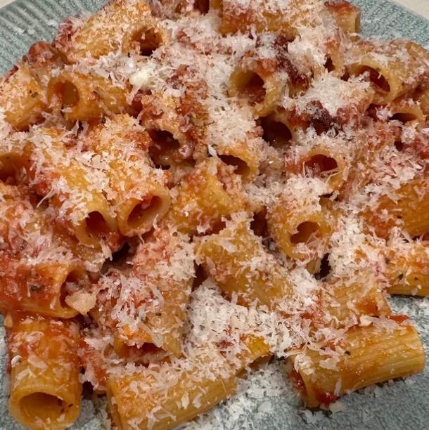 Saus met Mutti fijngehakte tomaten, basilicum en knoflook