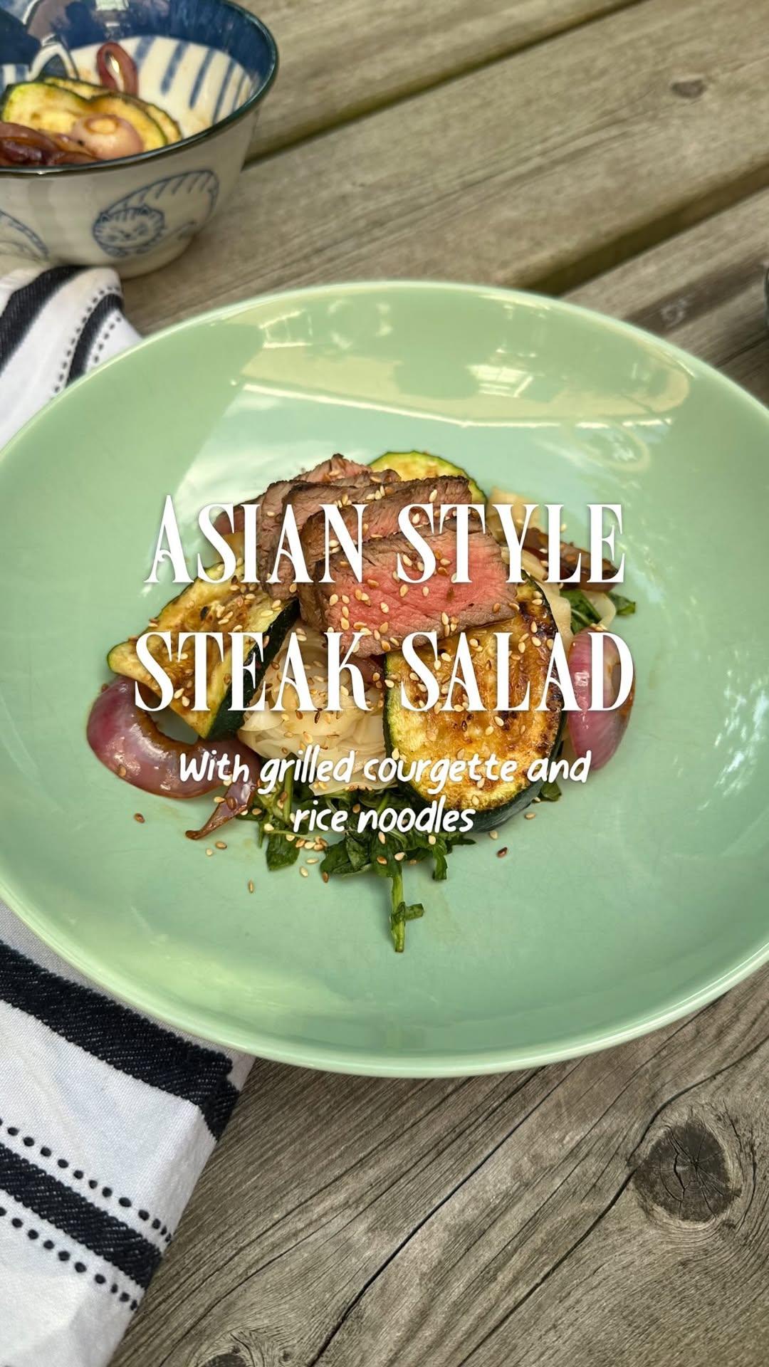 Aziatische steak salade met gegrilde courgette en rijstnoedels