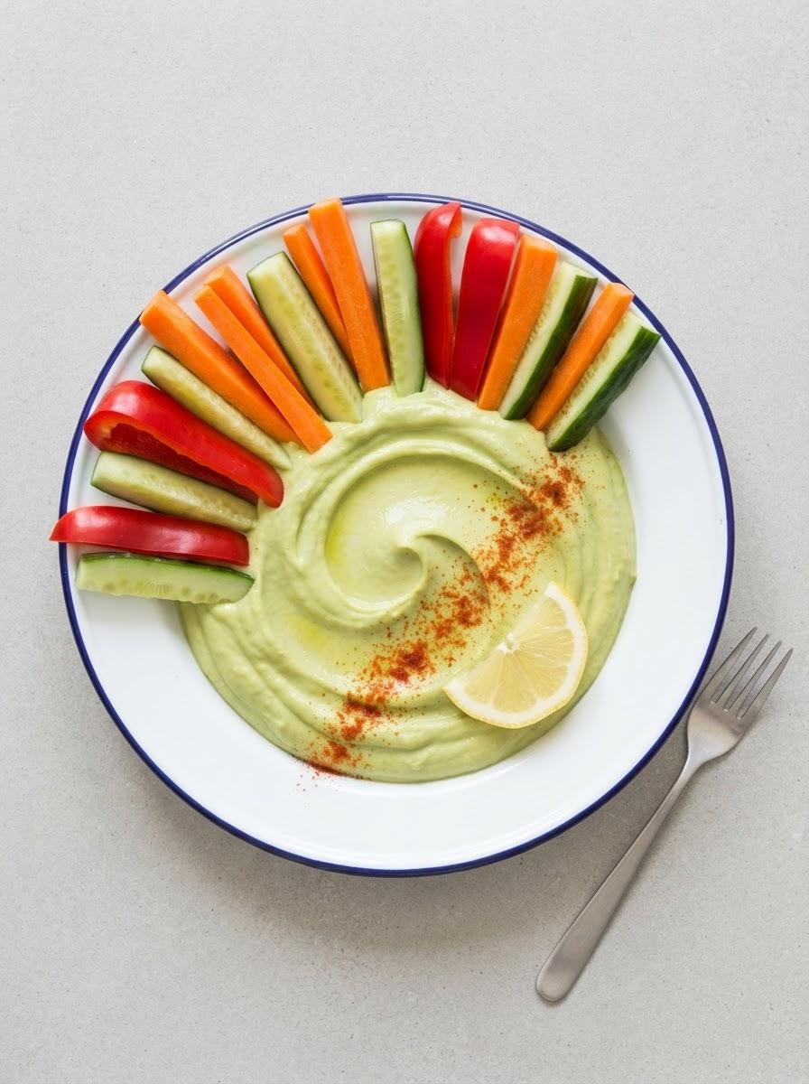 Caloriearme avocadospread met groentesticks