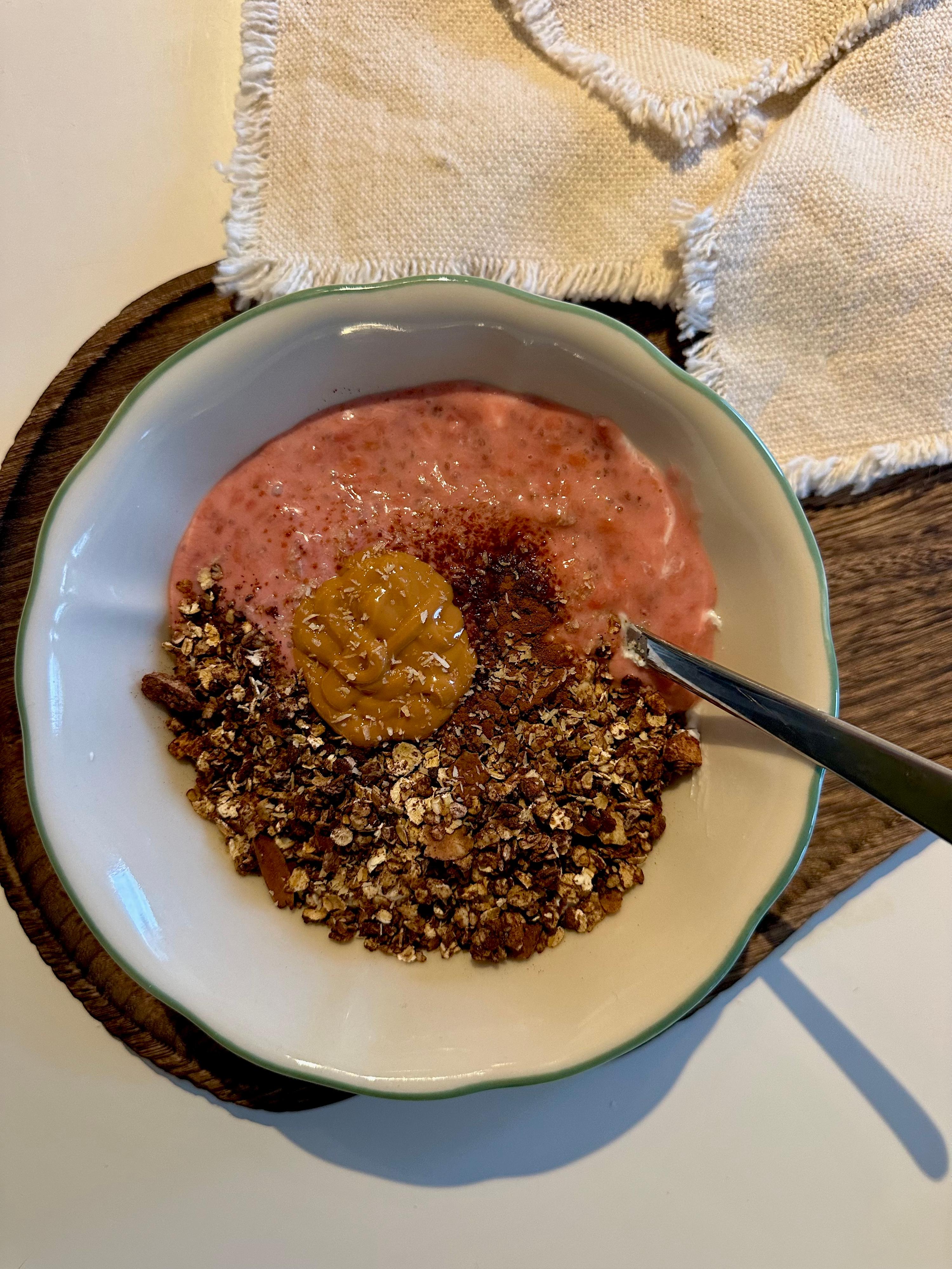 Kwarkbowl met warme frambozen-chia, kokosyoghurt & crunchy granola