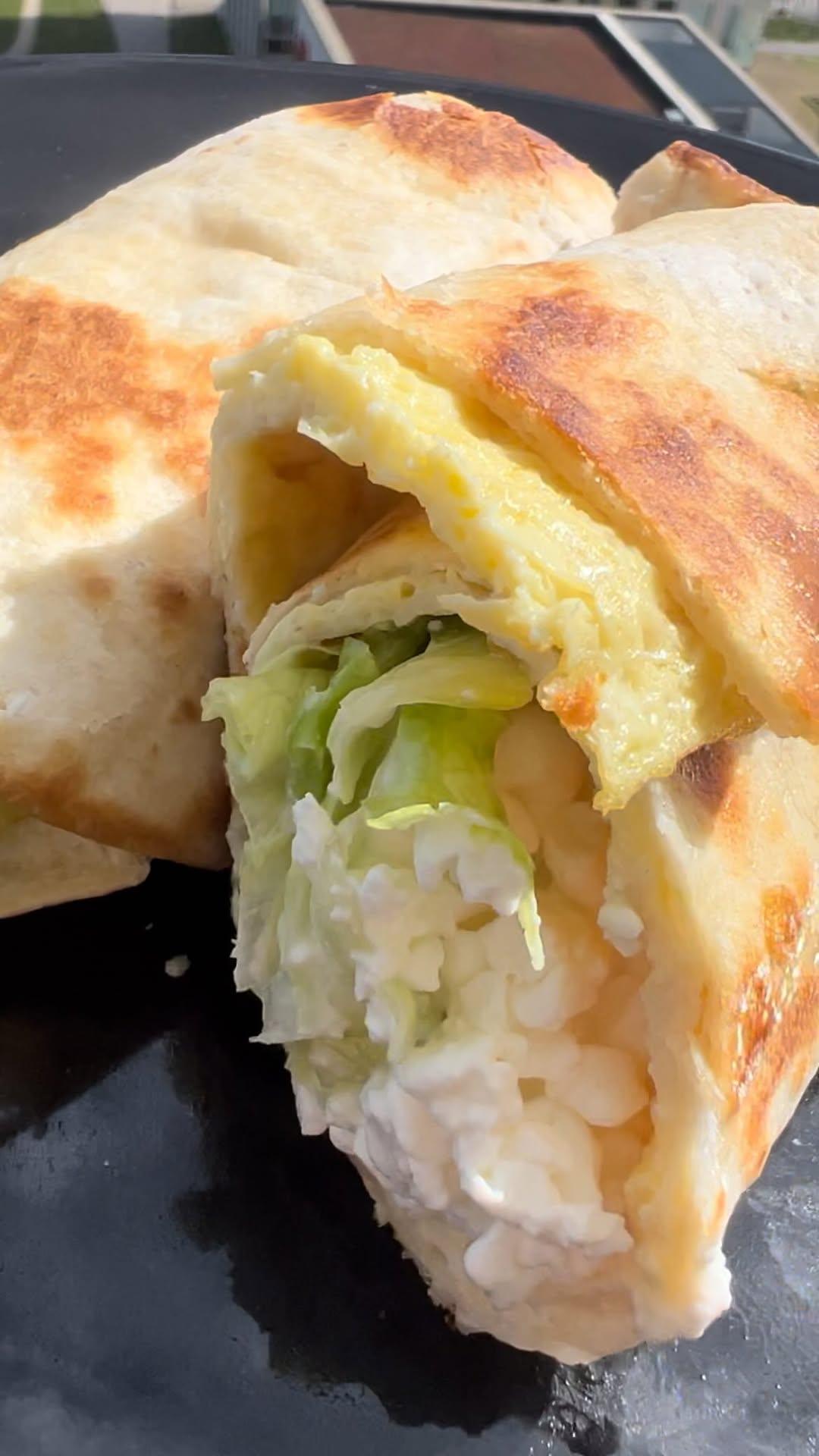 Egg wrap met cottage cheese en sla