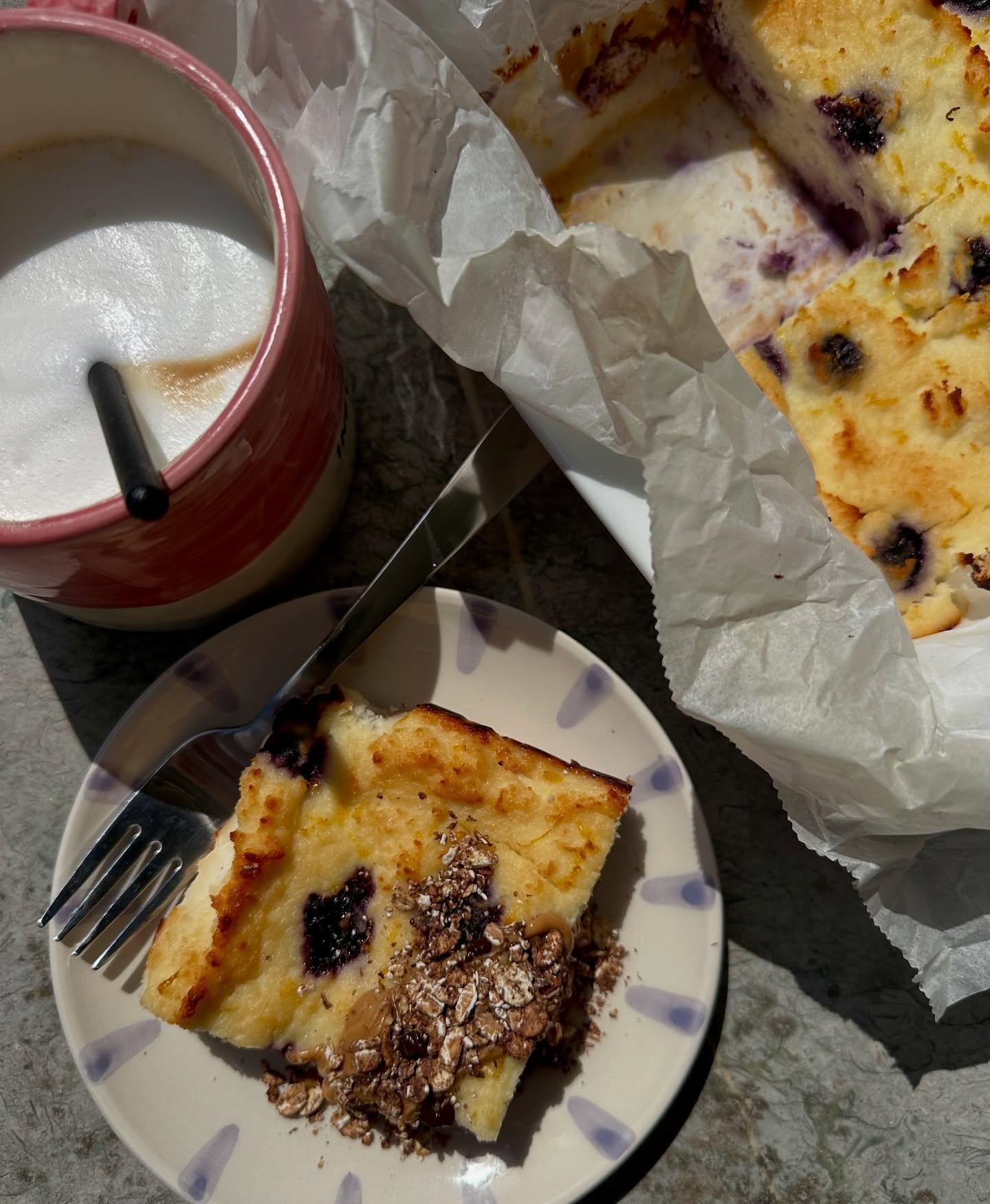 Kokos-kwark cake met blauwe bessen en citroen
