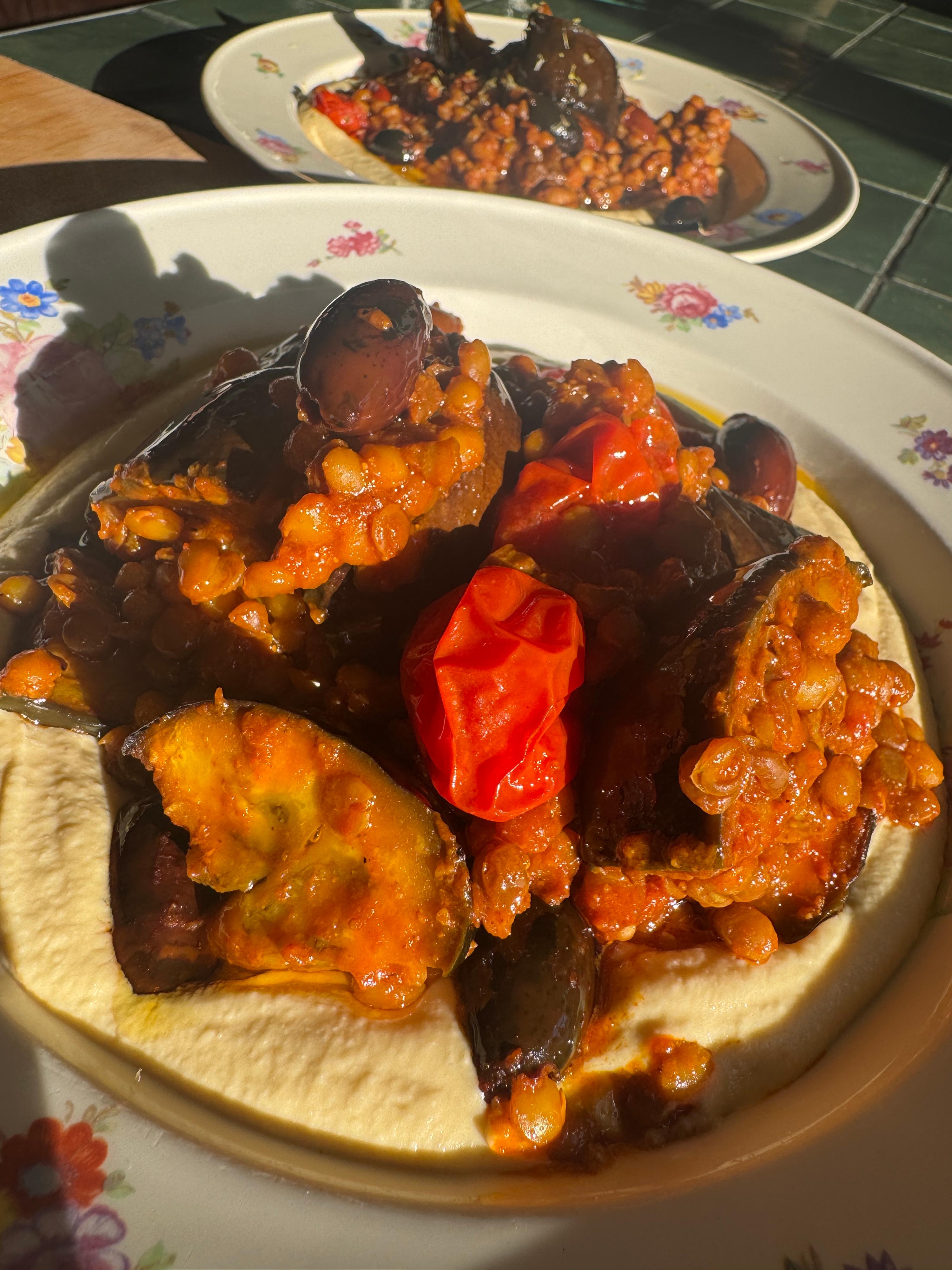 Creamy Hummus met Gegrilde Aubergine, Linzen en Tomaat